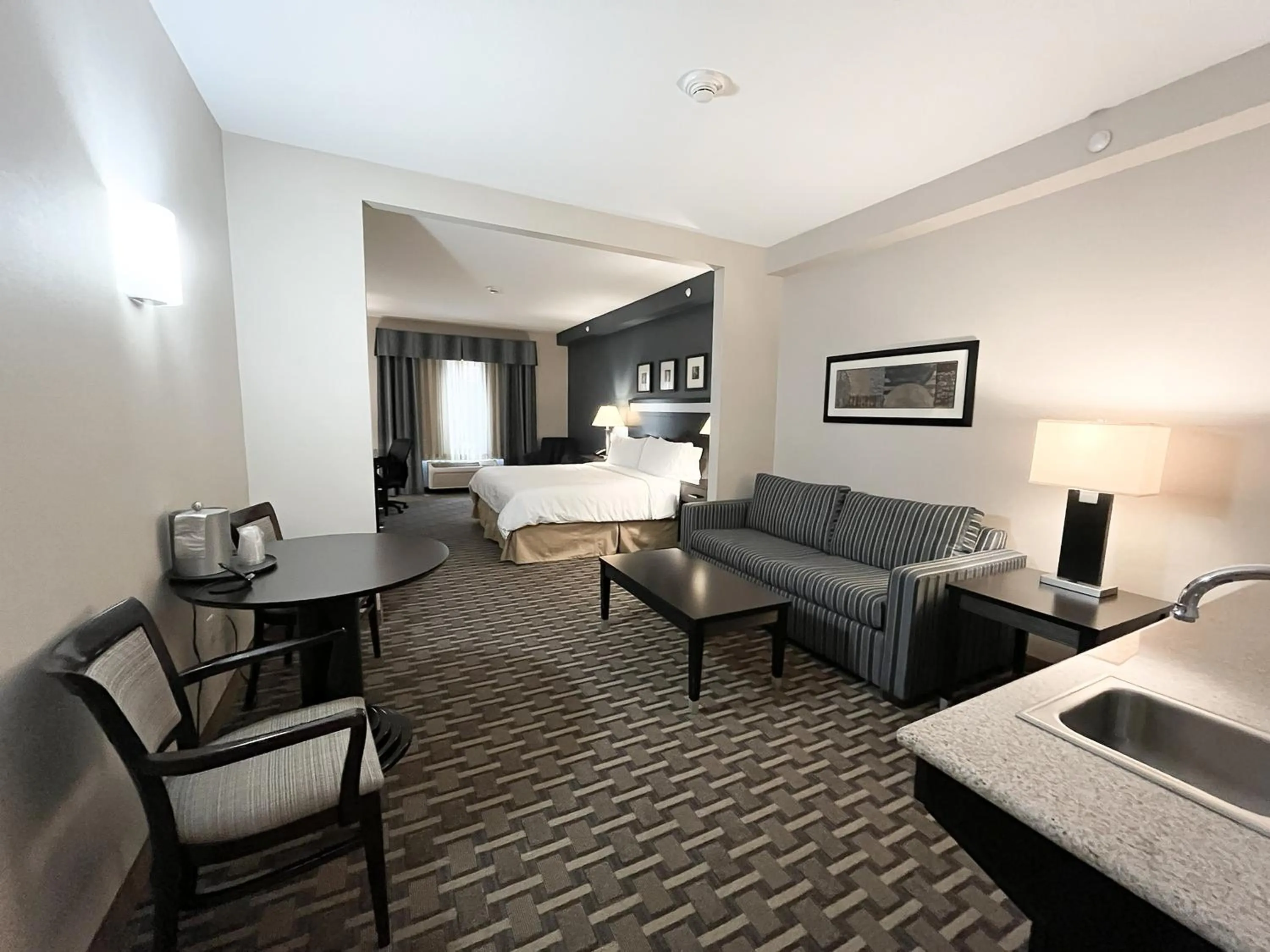 Photo of the whole room, Bed in Holiday Inn Express & Suites Morton Peoria Area by IHG