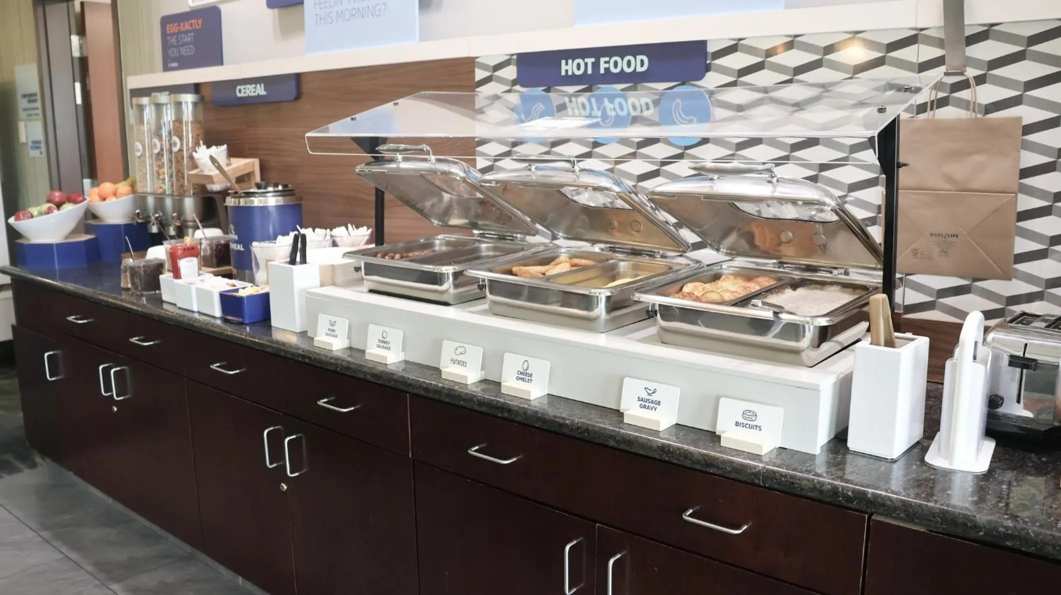 Breakfast in Holiday Inn Express & Suites Morton Peoria Area by IHG