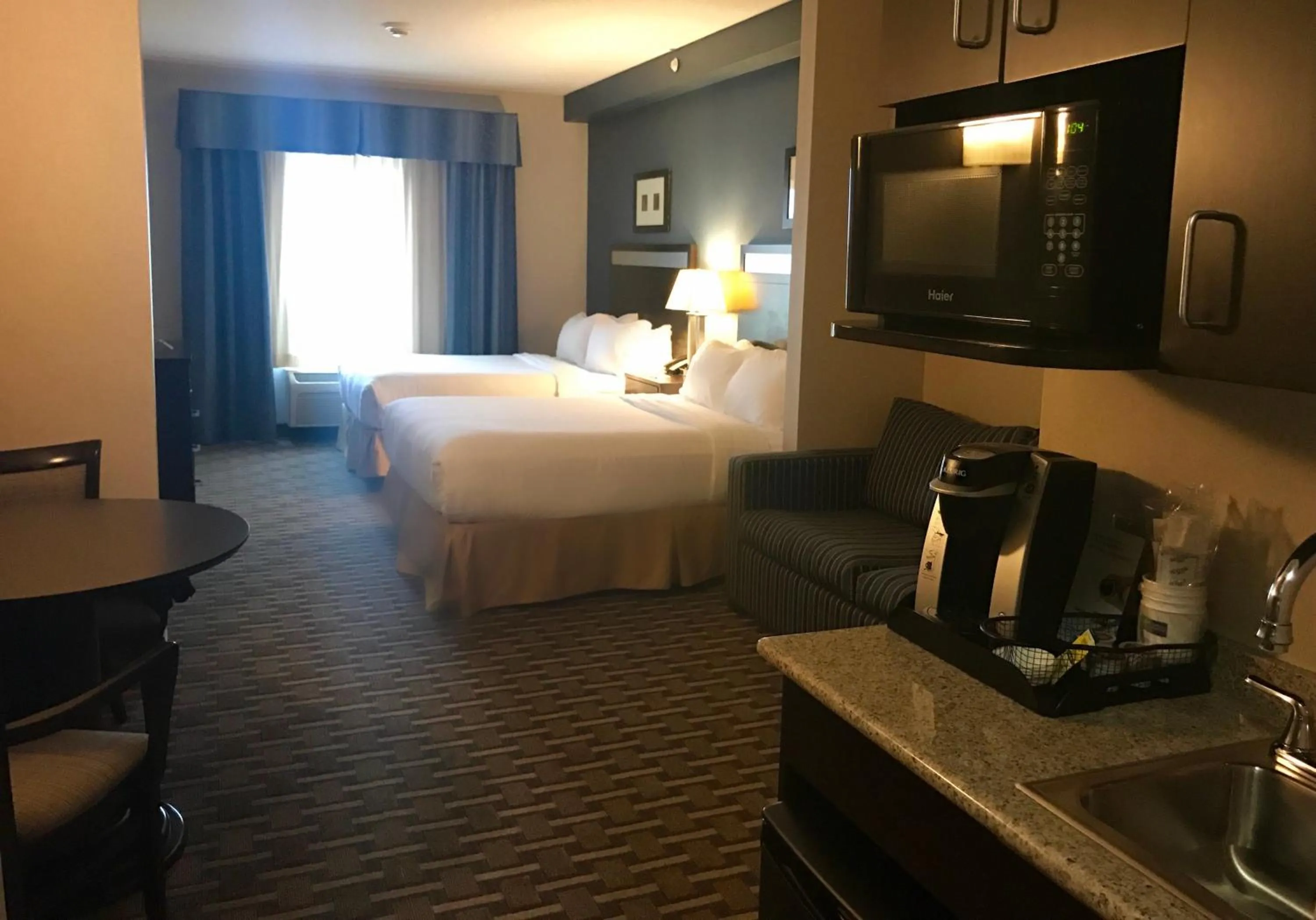 Photo of the whole room, Bed in Holiday Inn Express & Suites Morton Peoria Area by IHG
