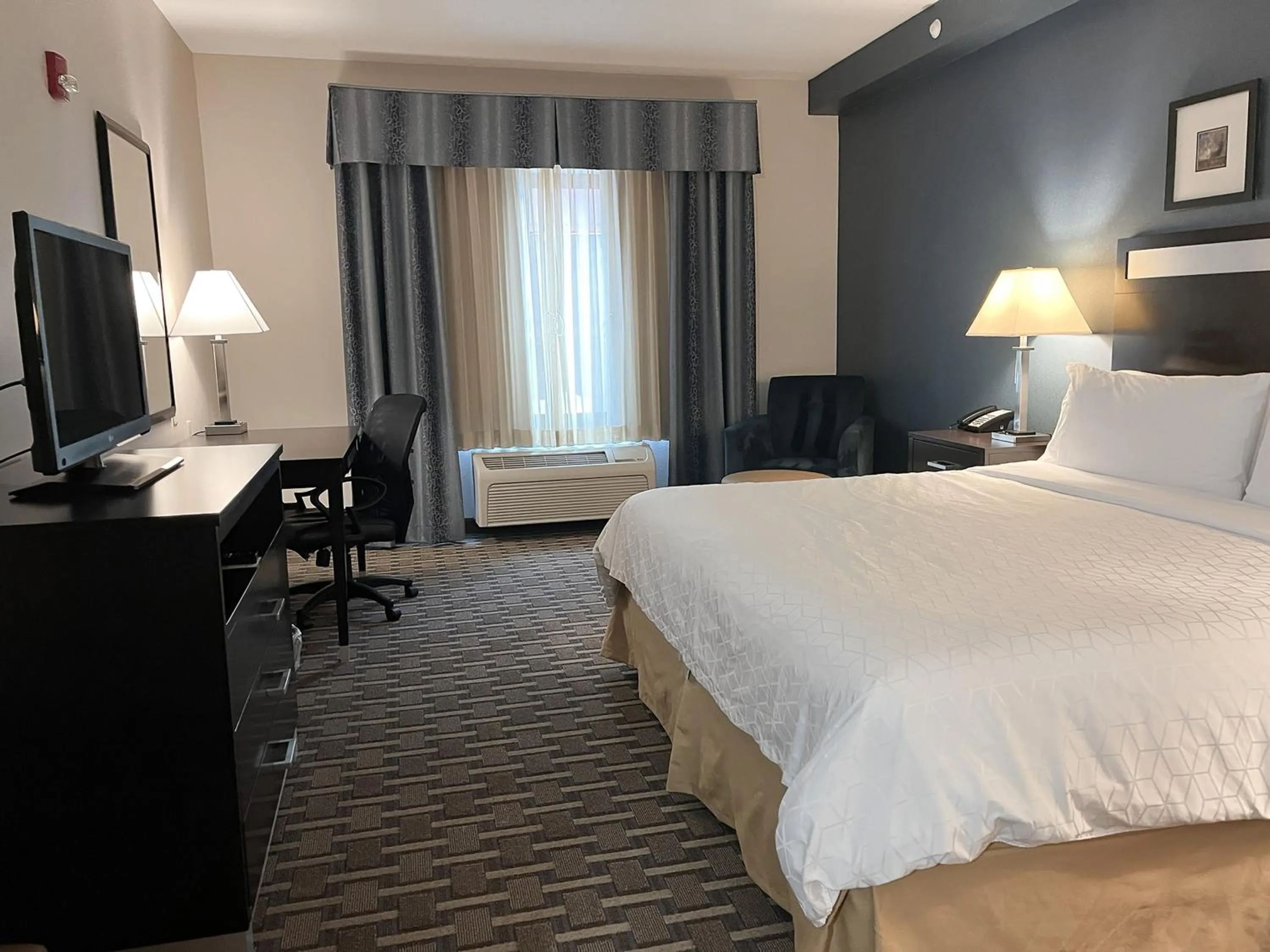 Photo of the whole room, Bed in Holiday Inn Express & Suites Morton Peoria Area by IHG