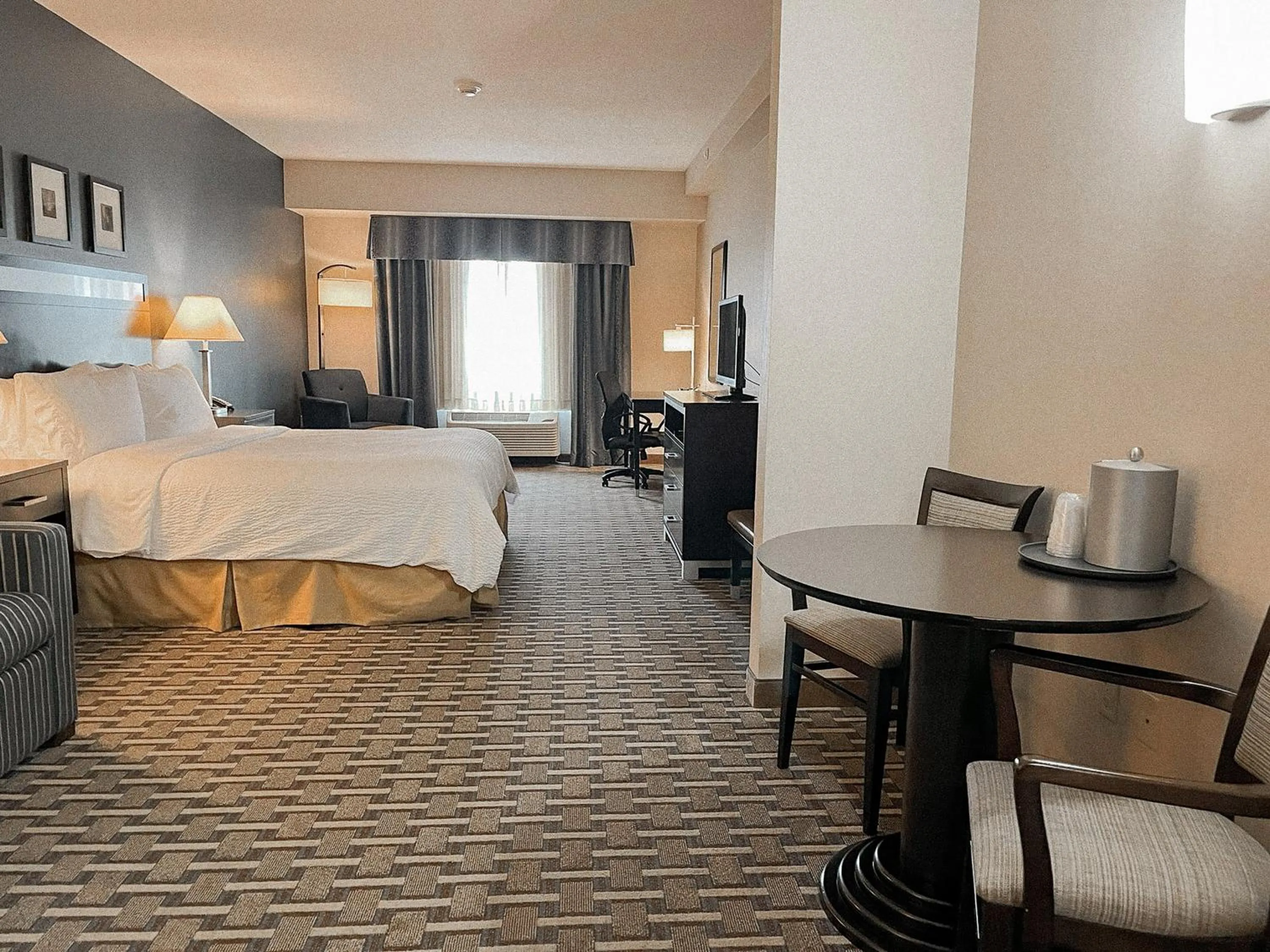 Photo of the whole room, Bed in Holiday Inn Express & Suites Morton Peoria Area by IHG