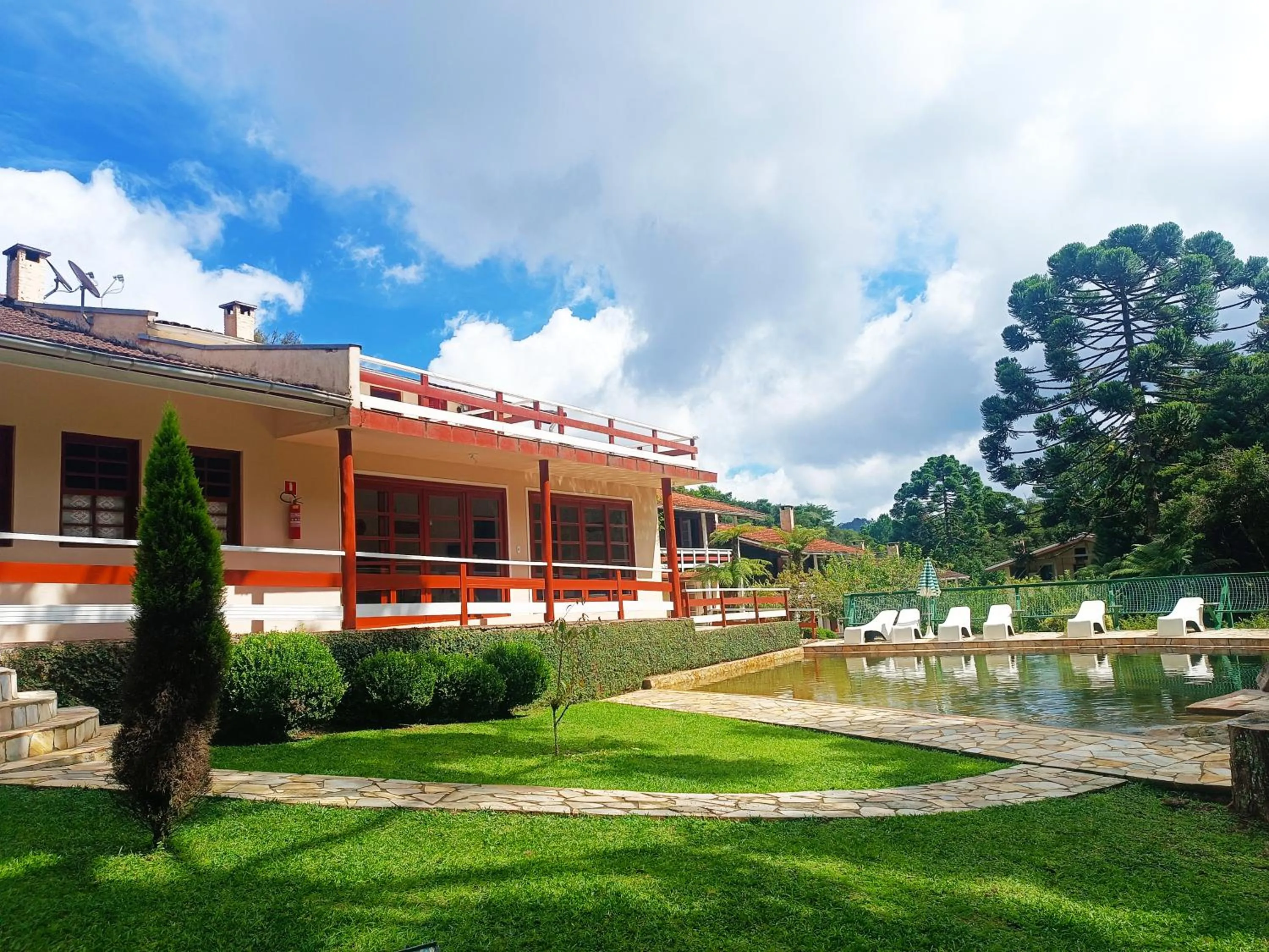 Swimming pool in Pousada das Montanhas