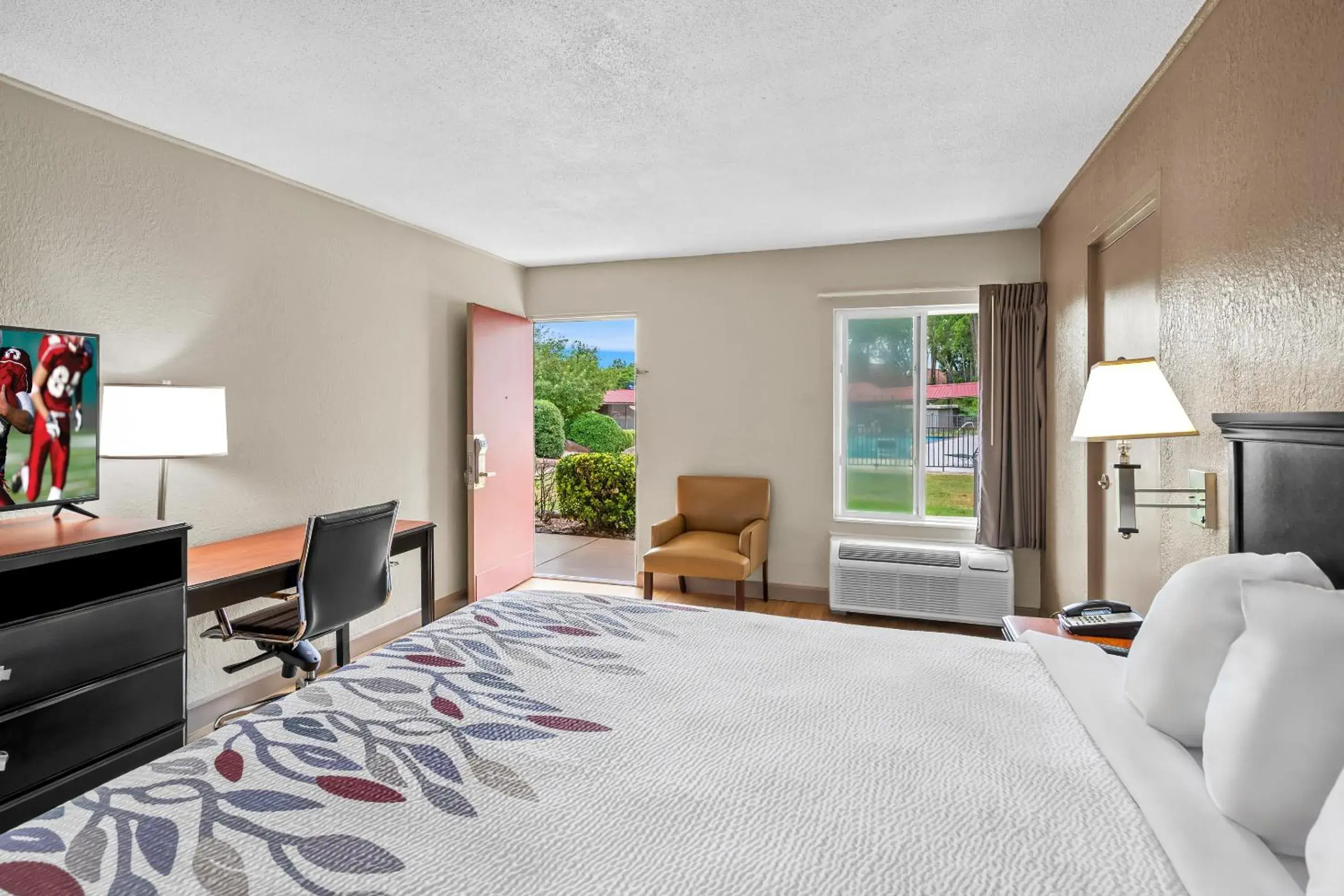 Superior King Room - Poolside/Non-Smoking in Red Roof Inn Hot Springs Superior King Room - Poolside/Non-Smoking in Red Roof Inn Hot Springs