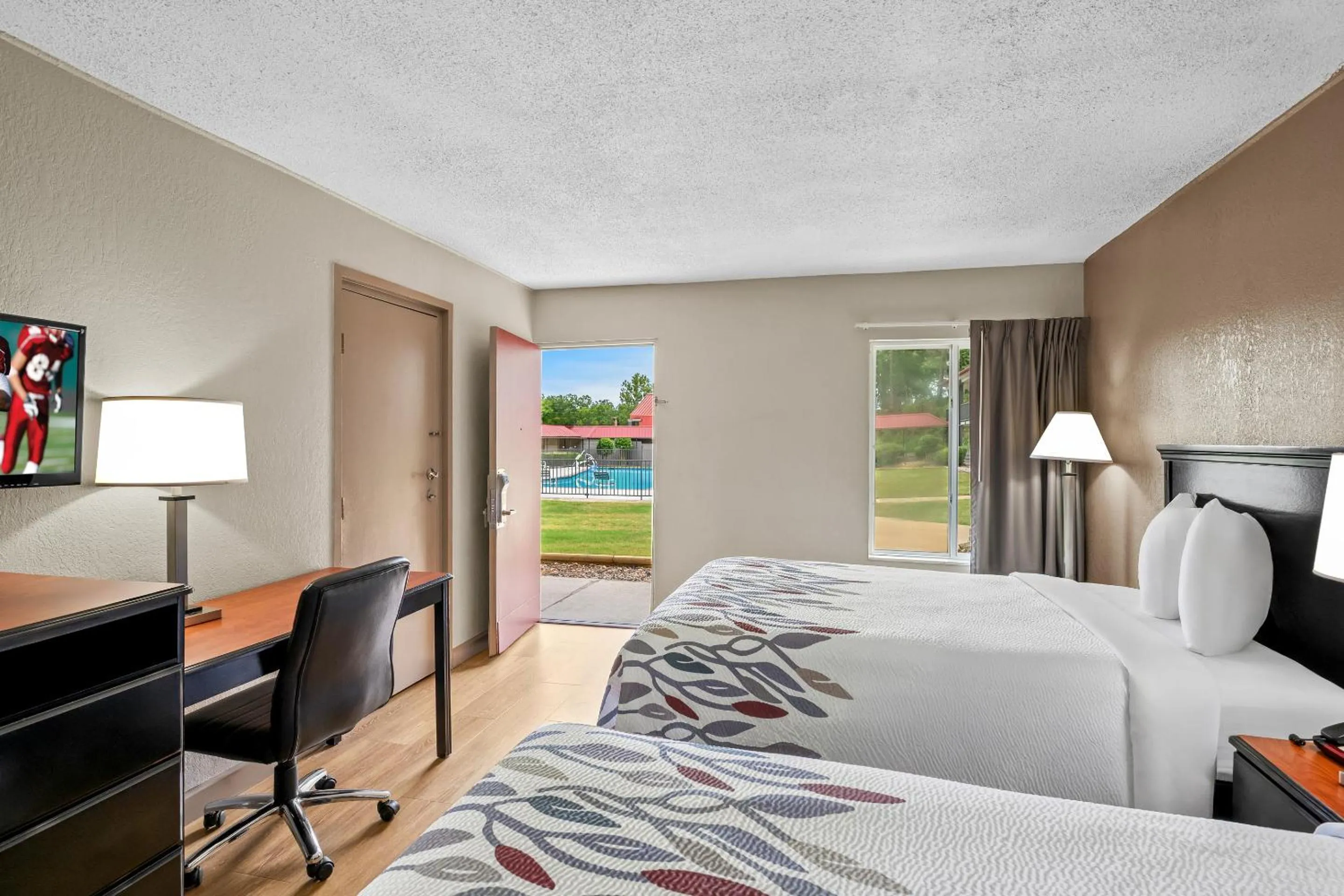 Bedroom, Bed in Red Roof Inn Hot Springs