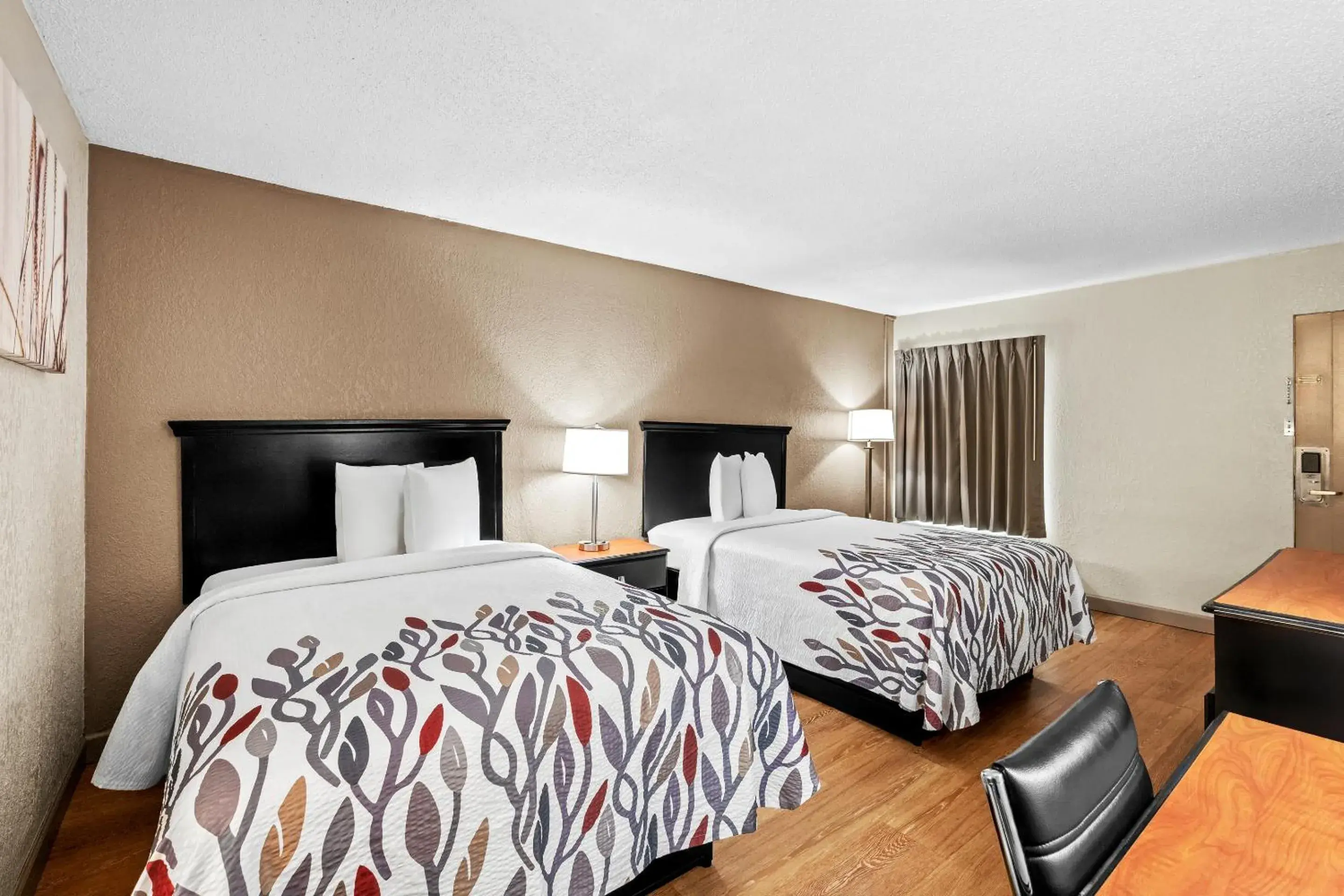 Deluxe Double Room with Two Double Beds-Disability Access/Roll-In Shower Non-Smoking in Red Roof Inn Hot Springs Deluxe Double Room with Two Double Beds-Disability Access/Roll-In Shower Non-Smoking in Red Roof Inn Hot Springs