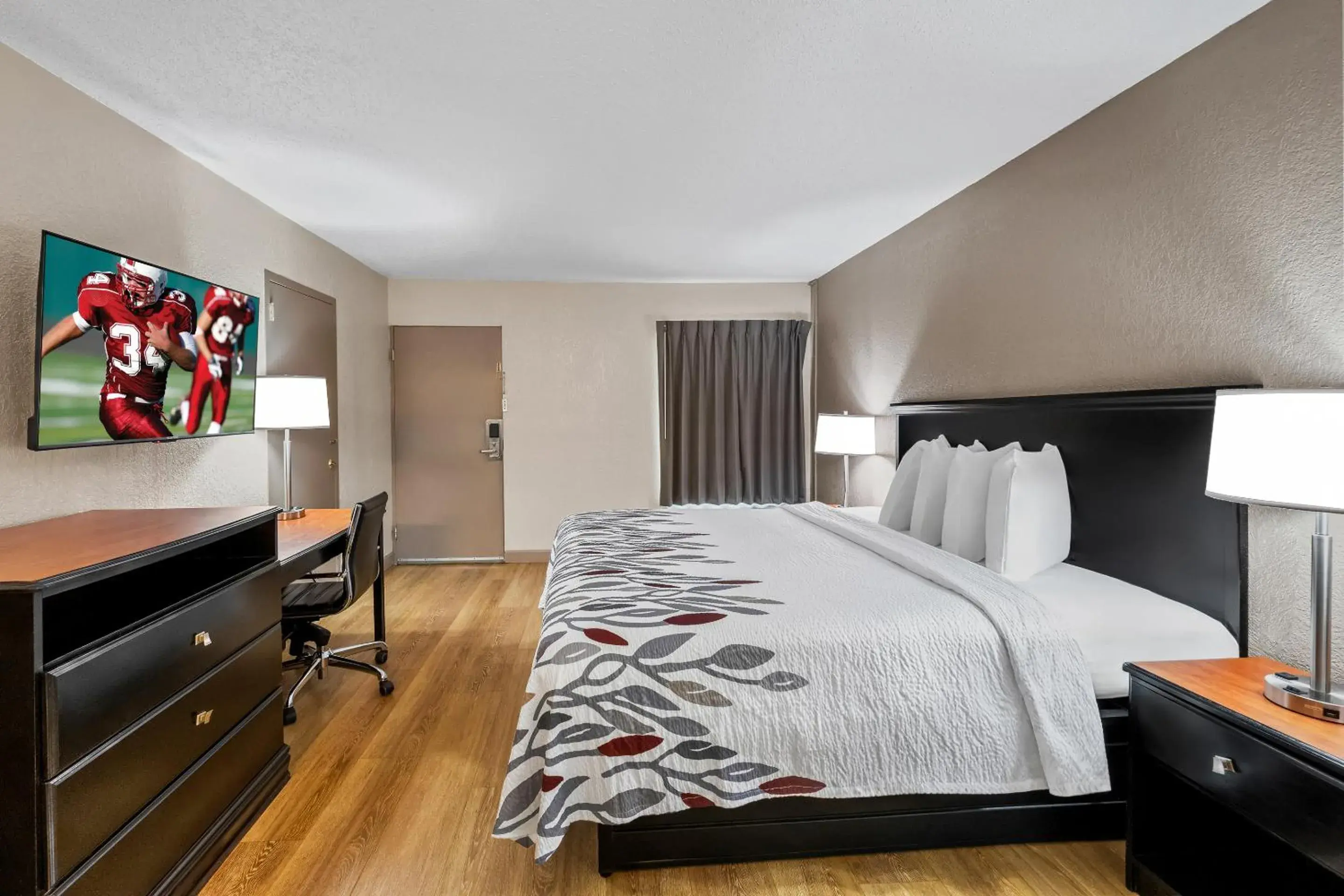 Superior King Room - Poolside/Smoking in Red Roof Inn Hot Springs Superior King Room - Poolside/Smoking in Red Roof Inn Hot Springs