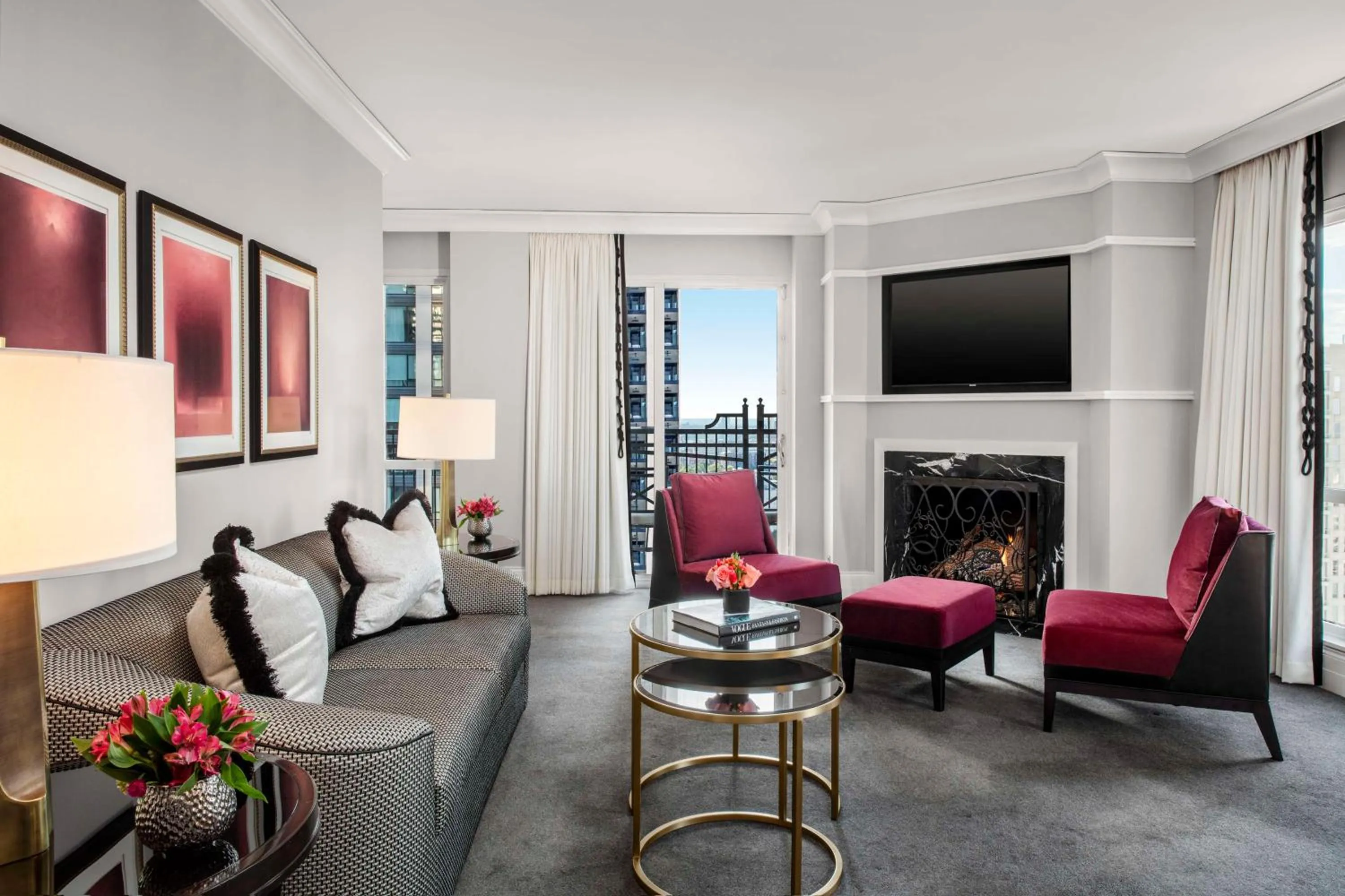 Living room in Waldorf Astoria Chicago