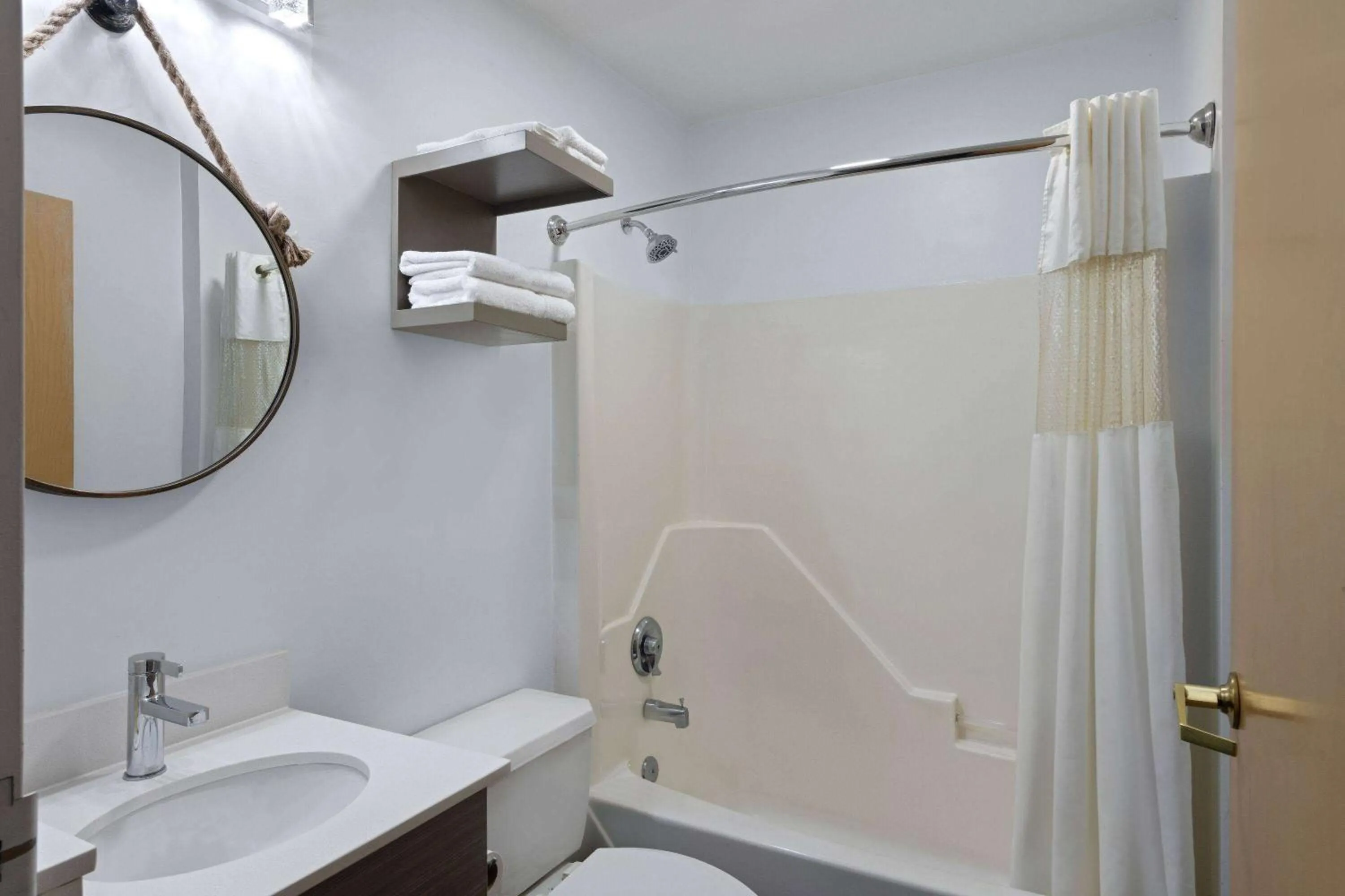 TV and multimedia in Super 8 by Wyndham Harbison/Parkridge Hospital