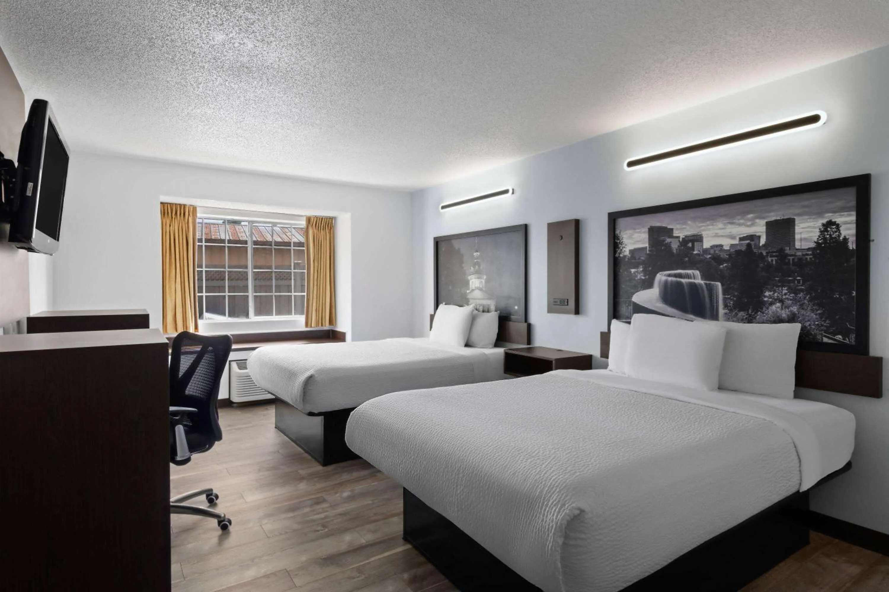 Photo of the whole room, Bed in Super 8 by Wyndham Harbison/Parkridge Hospital