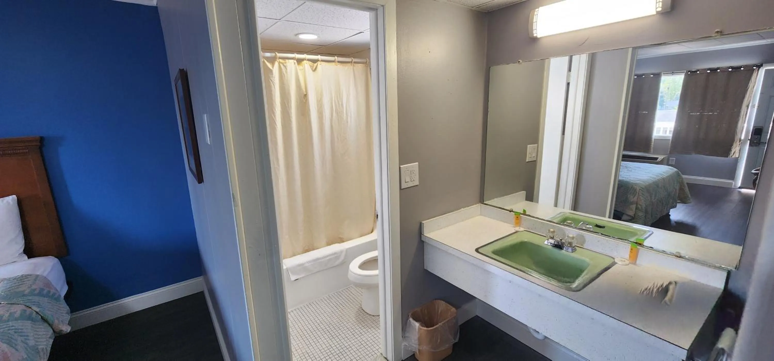 Bathroom, Bed in Budget Inn Horseheads