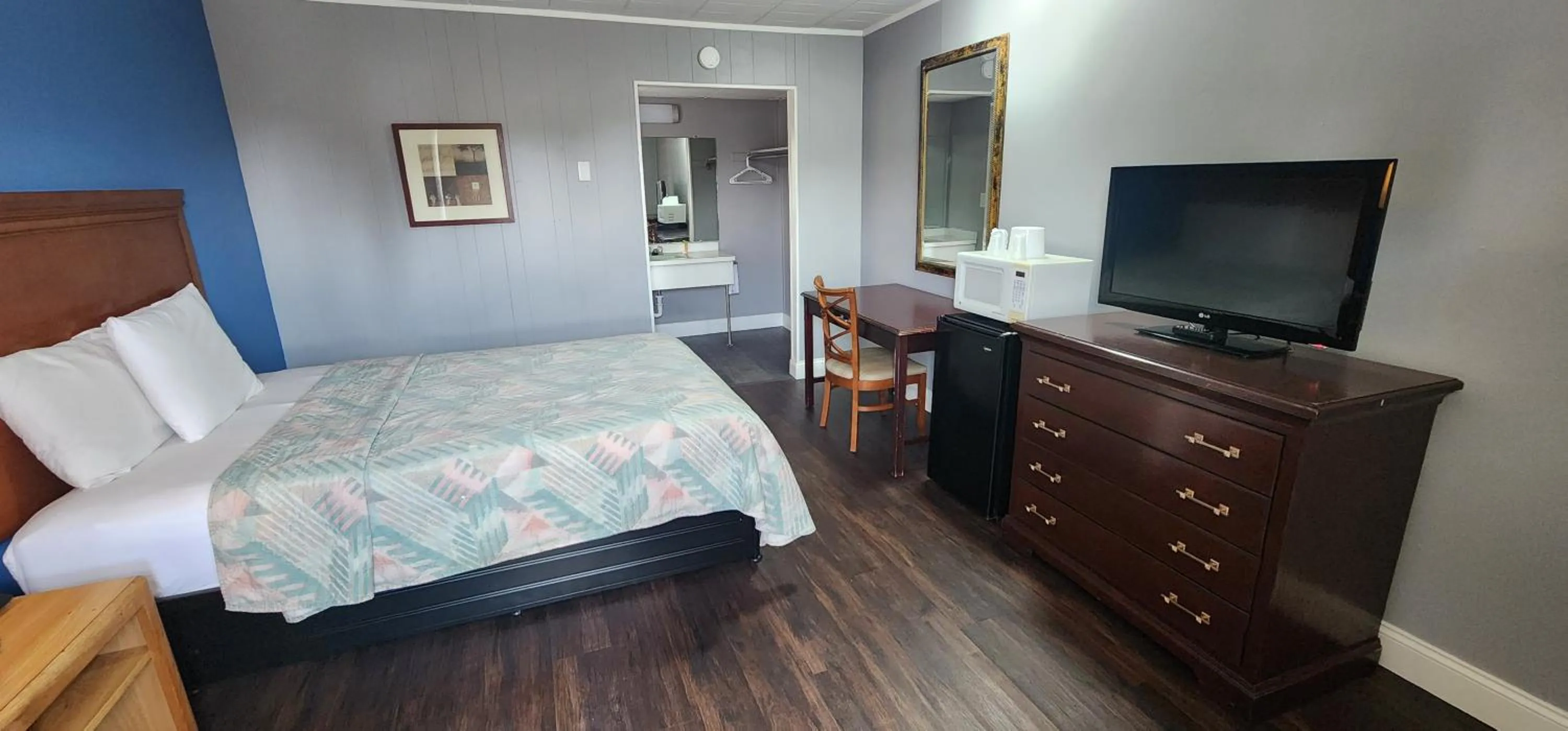 Bedroom, Bed in Budget Inn Horseheads