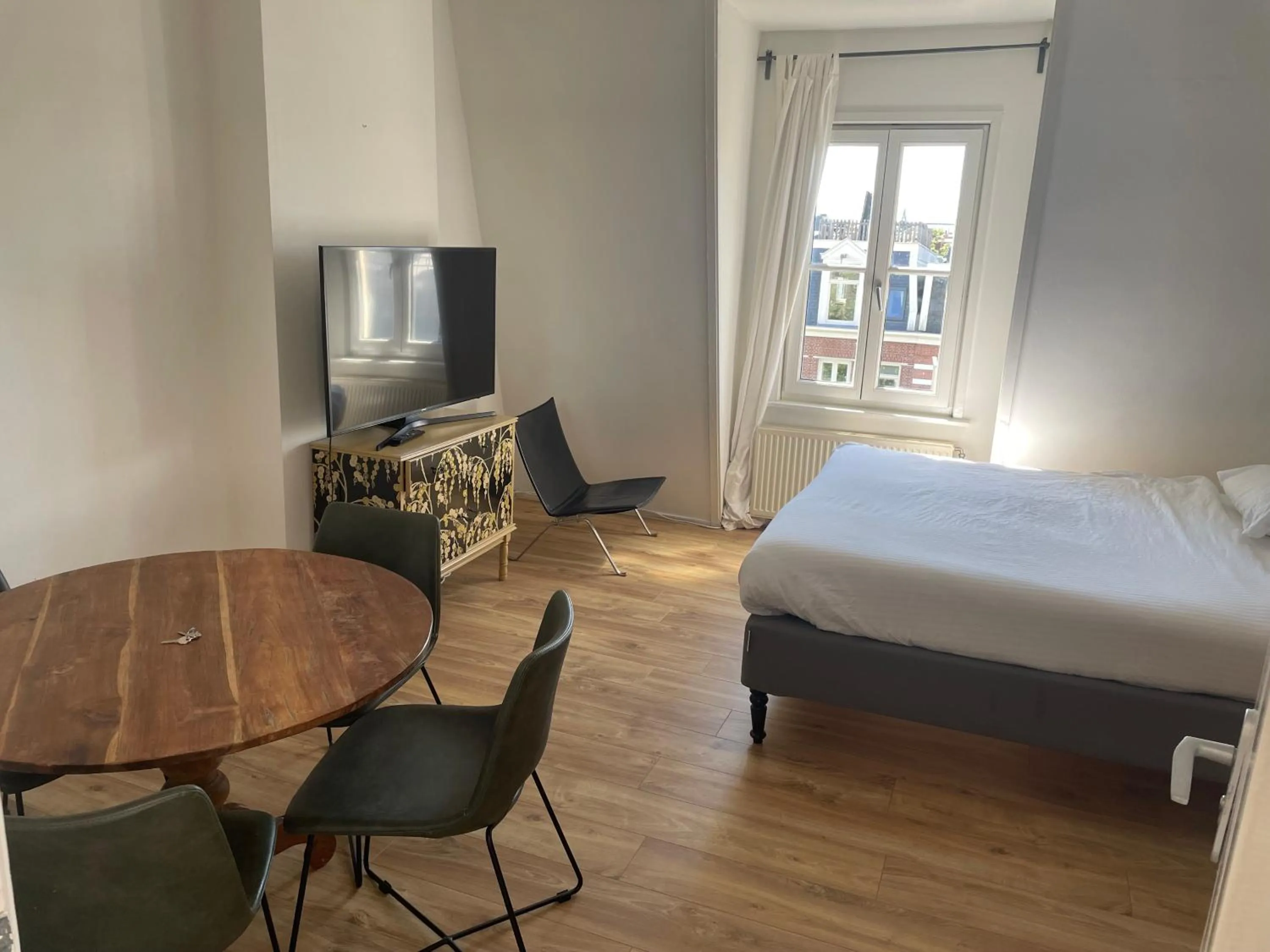 Bed in Cozy Pijp Apartment Amsterdam