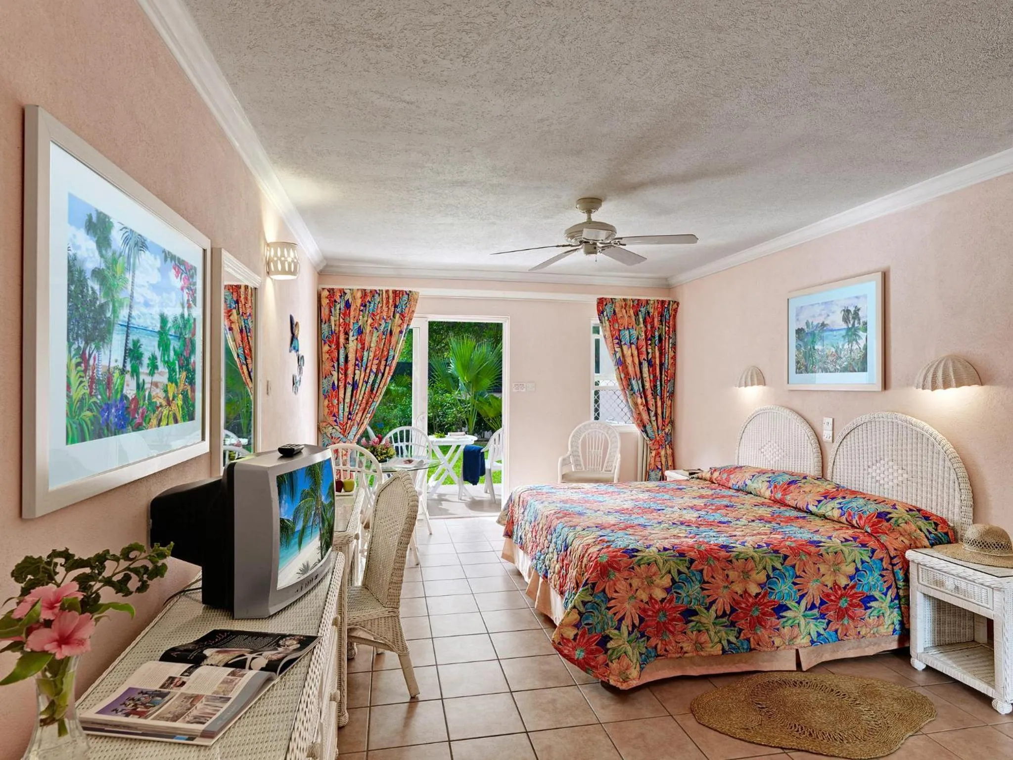 Photo of the whole room, Bed in Butterfly Beach Hotel