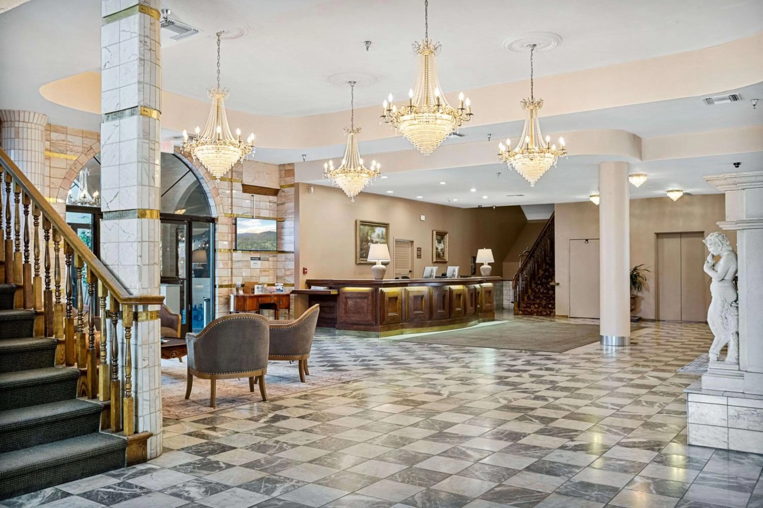 Lobby or reception in Chateau Big Bear Boutique Hotel, BW Signature Collection