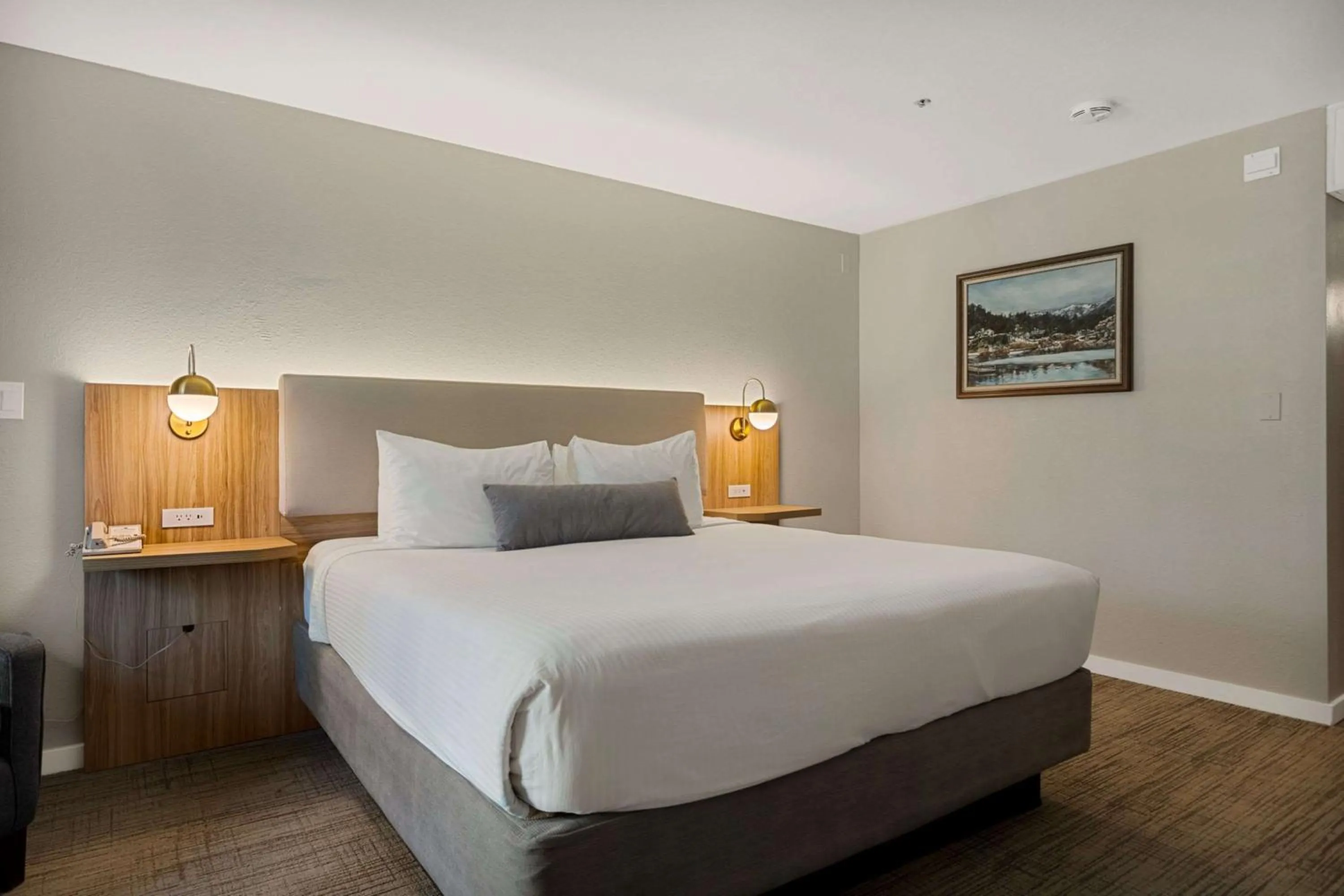 Bedroom, Bed in Chateau Big Bear Boutique Hotel, BW Signature Collection