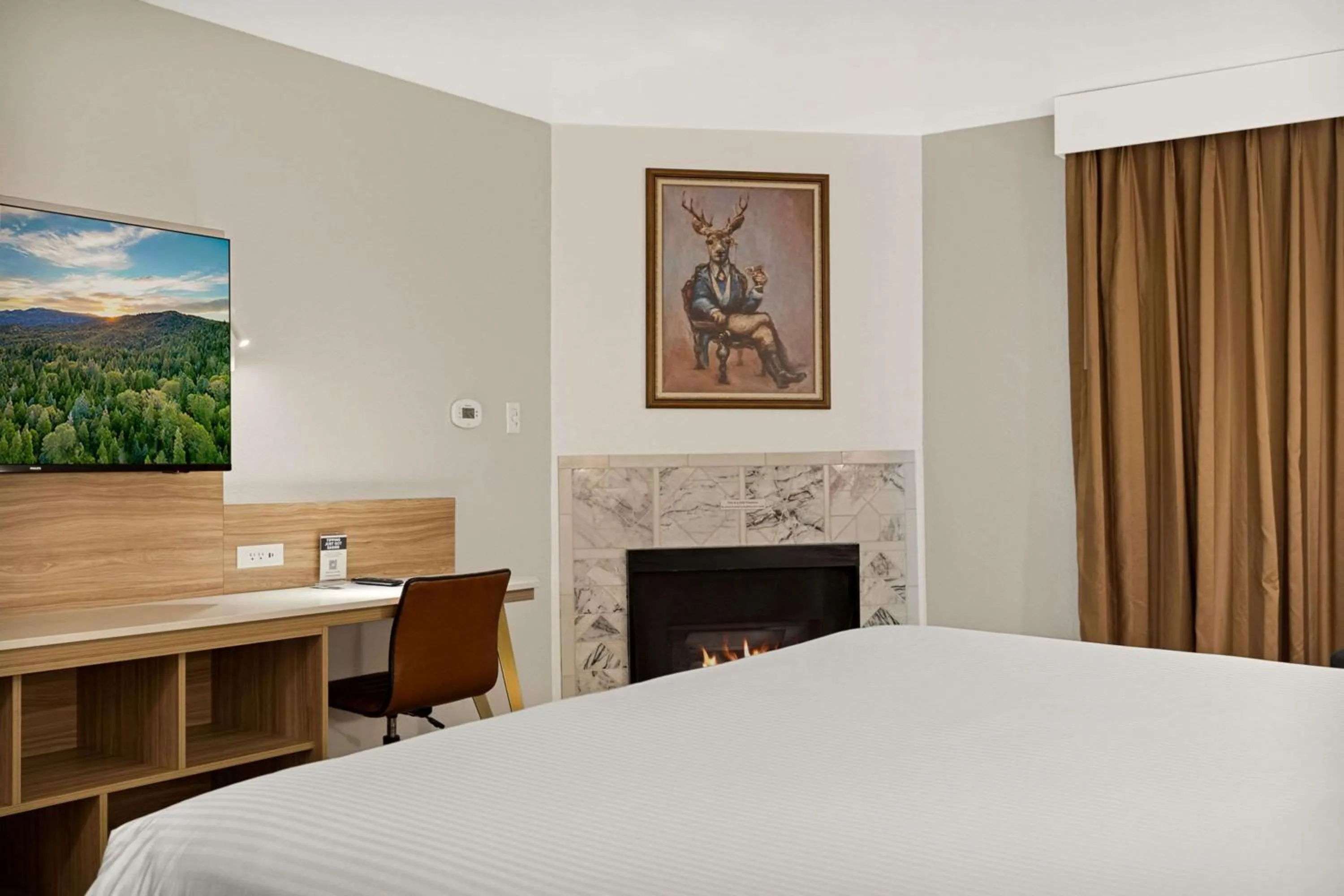 Bedroom, Bed in Chateau Big Bear Boutique Hotel, BW Signature Collection