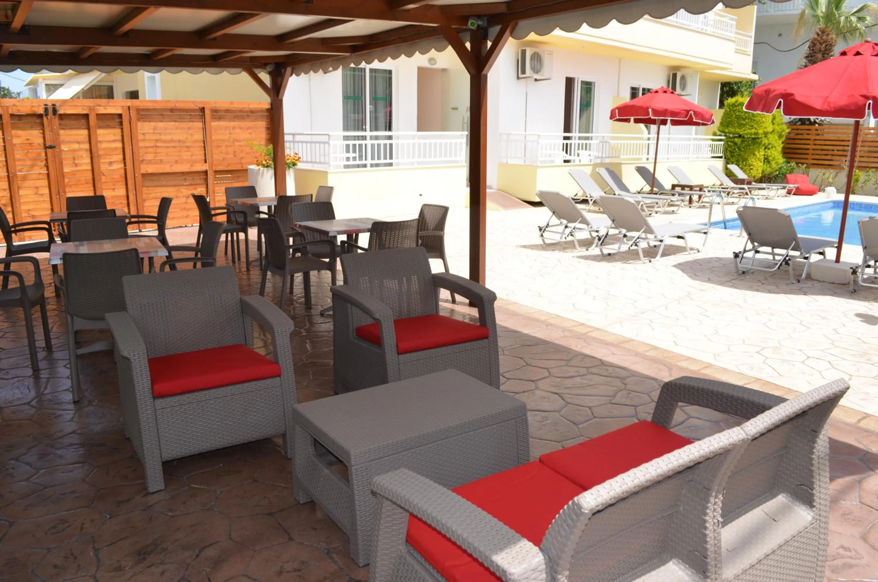 Swimming pool in Kremasti Memories