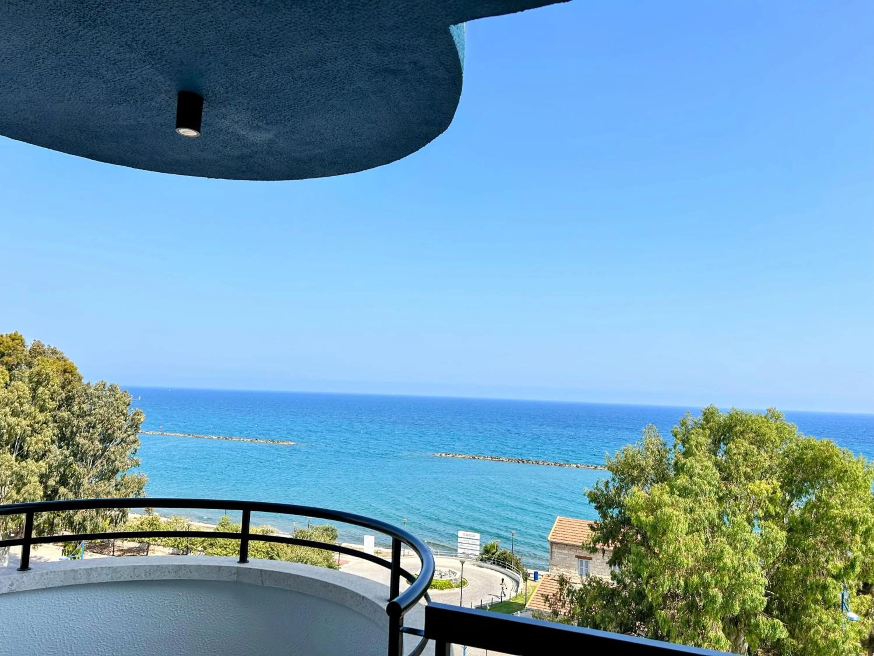 Day in Pigeon Beach Hotel Apartments