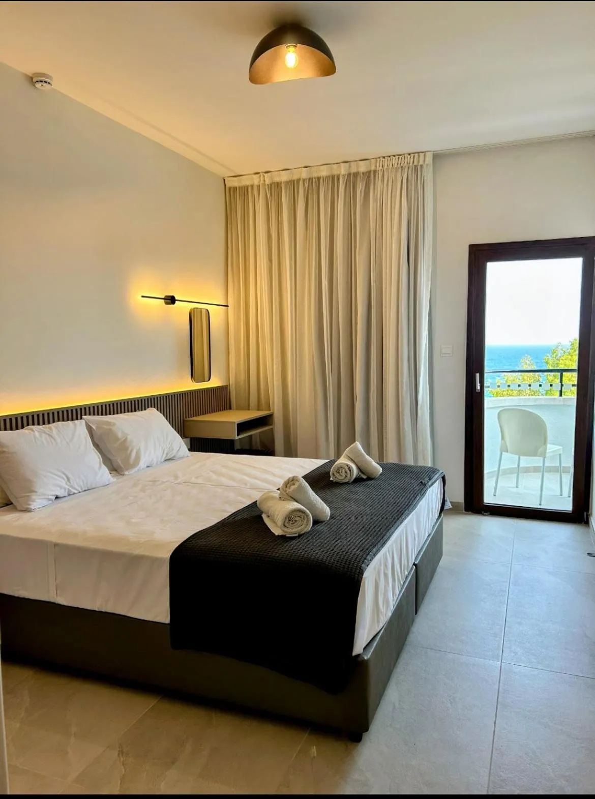 Bed in Pigeon Beach Hotel Apartments