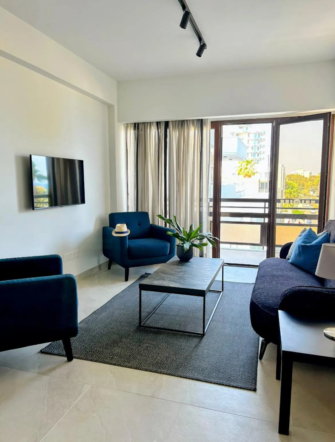 TV and multimedia in Pigeon Beach Hotel Apartments