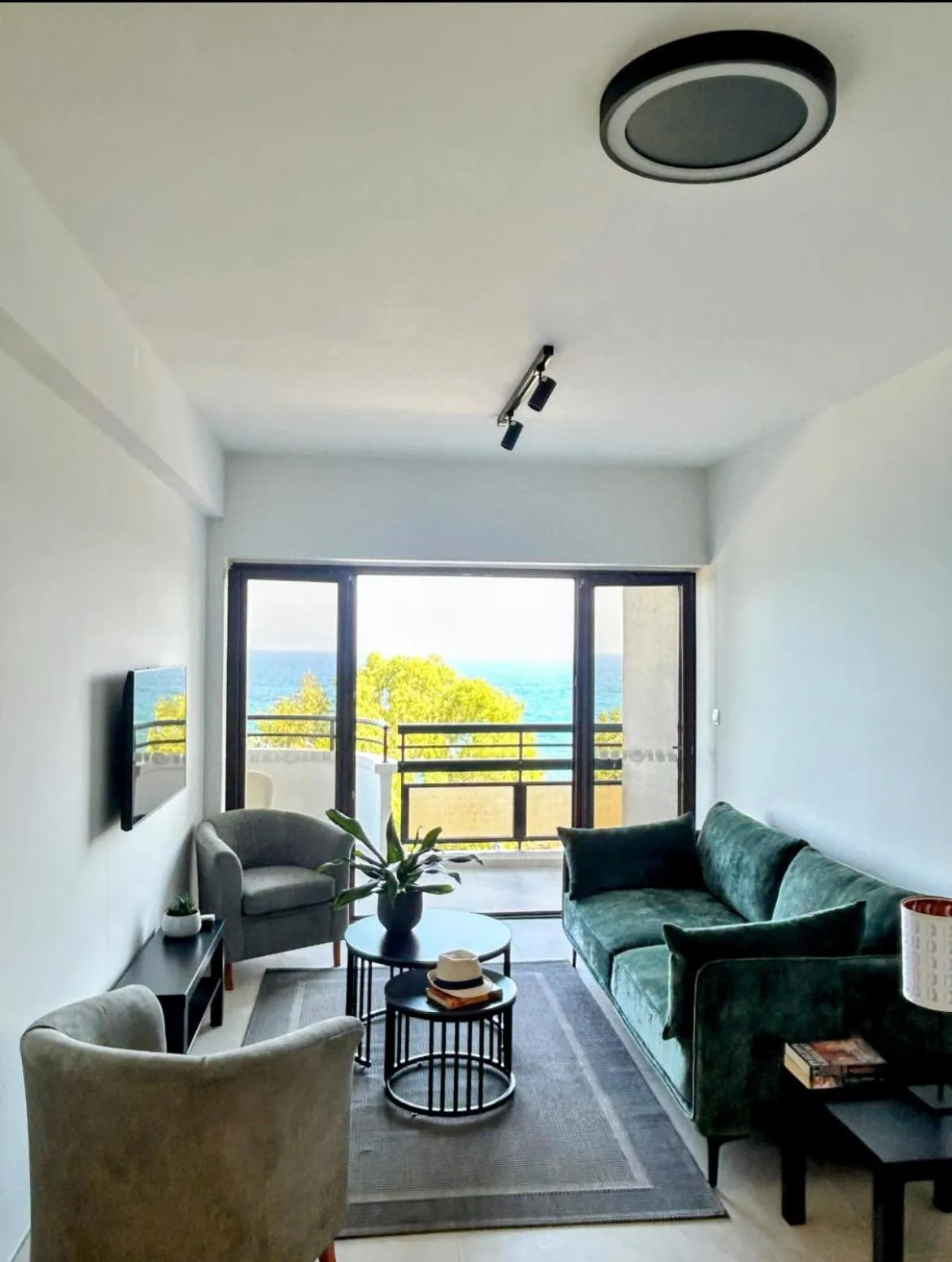 TV and multimedia in Pigeon Beach Hotel Apartments