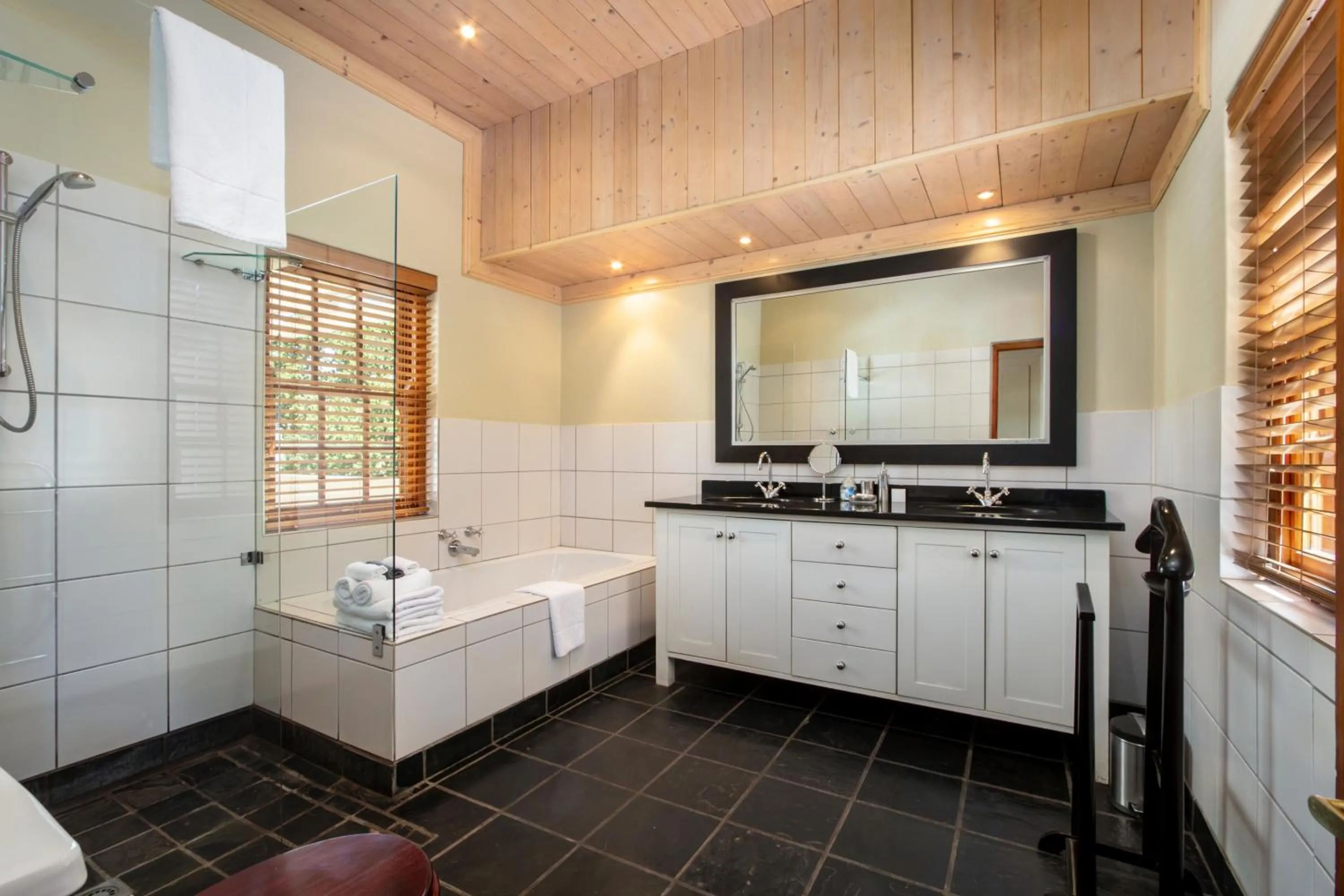 Bathroom in De Hoek Manor