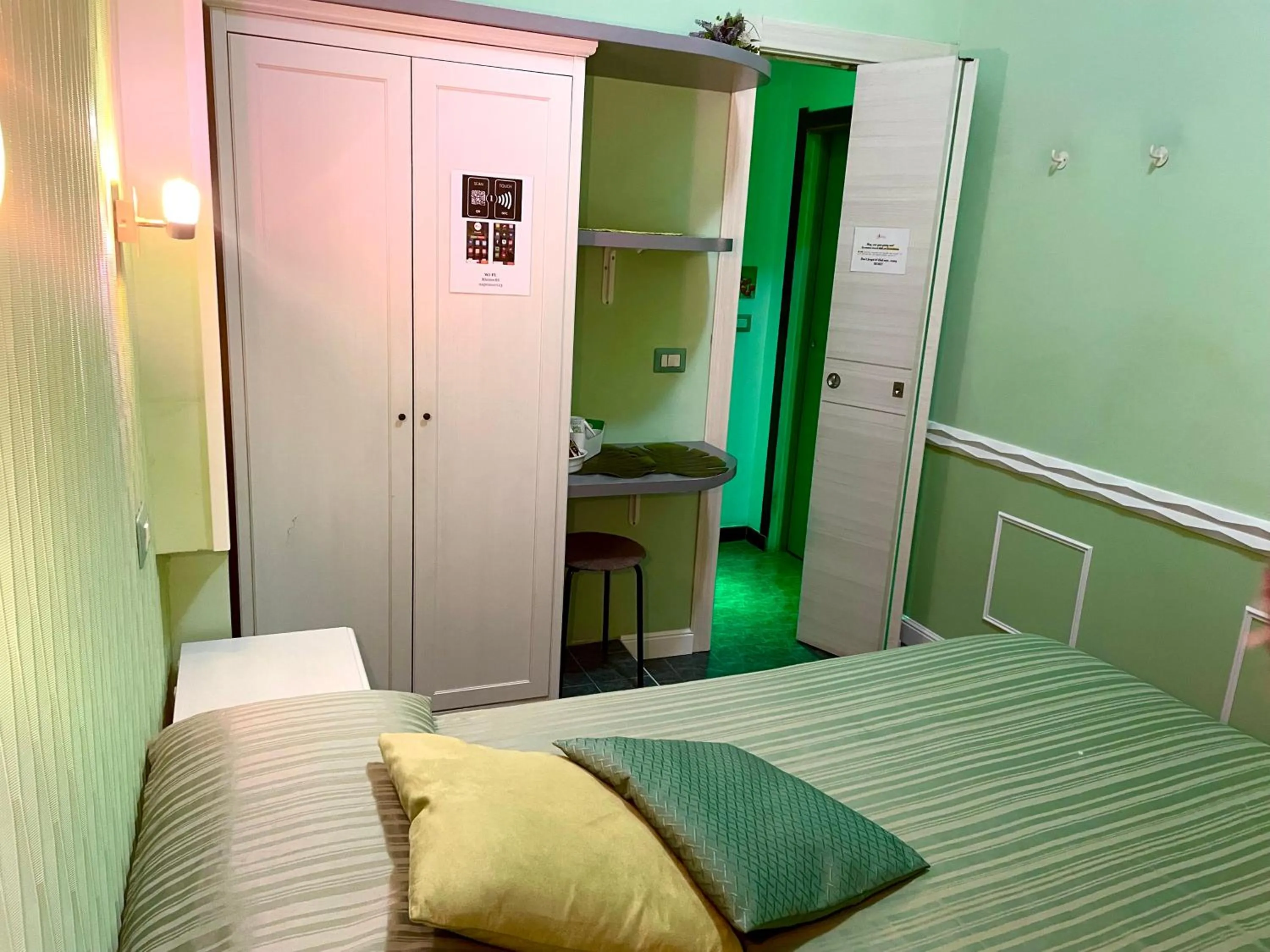 wardrobe, Bed in Rhome86