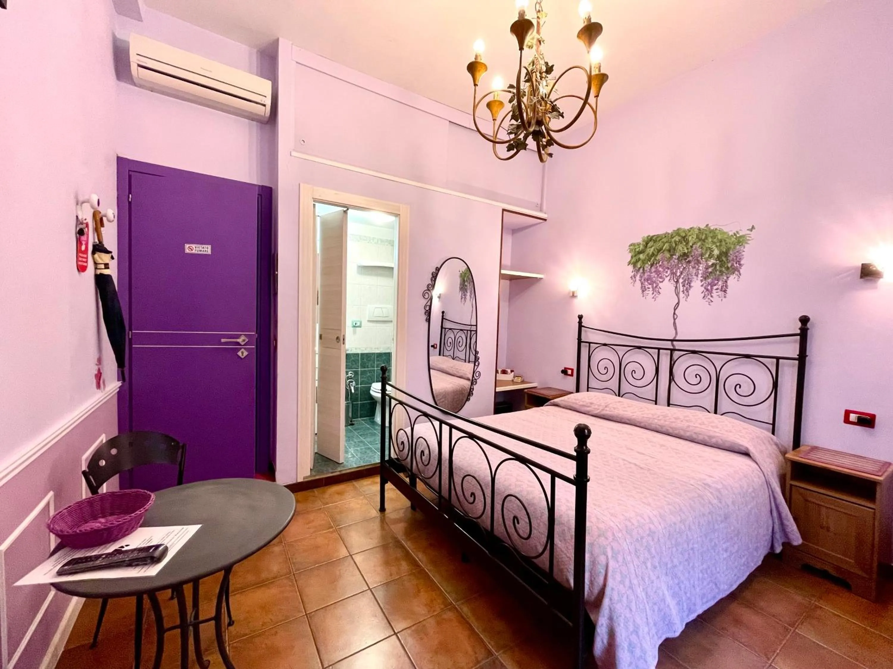 Photo of the whole room, Bed in Rhome86