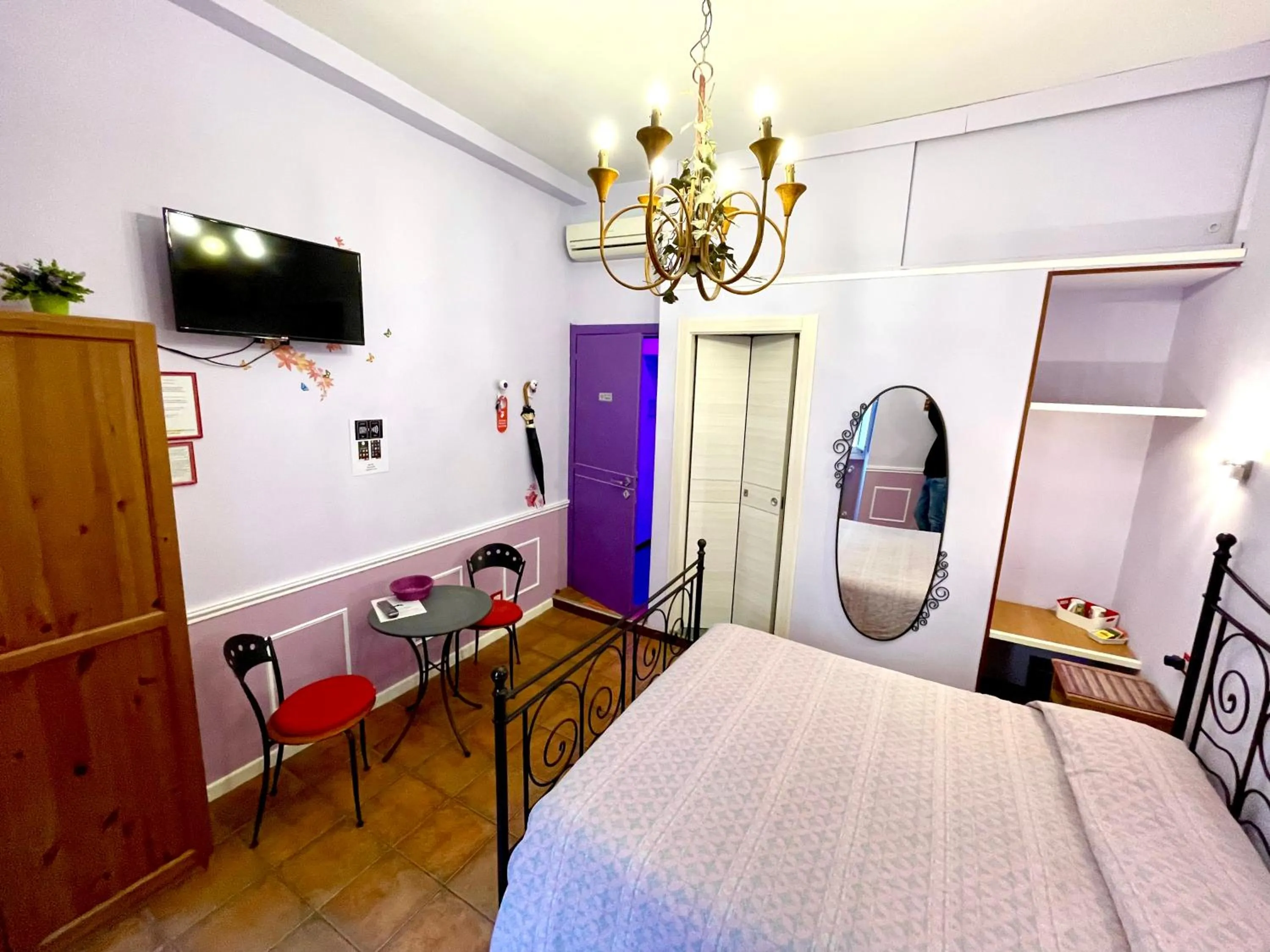 Photo of the whole room, Bed in Rhome86