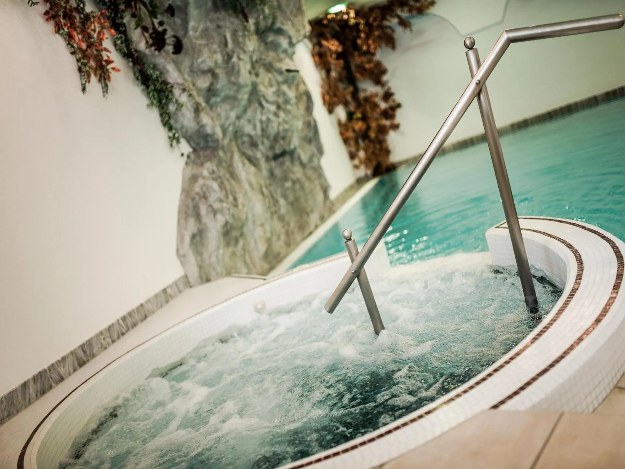 Swimming pool in Hotel Alpenjuwel