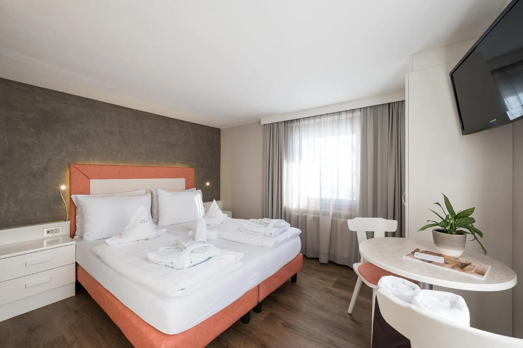 Photo of the whole room, Bed in Hotel Alpenjuwel