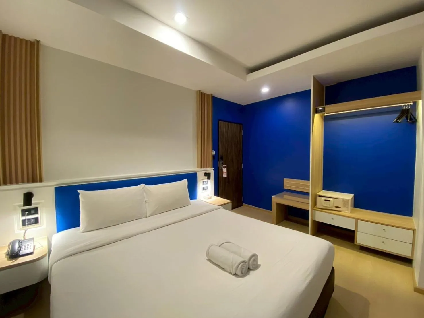 Bed in Armoni Patong Beach Hotel