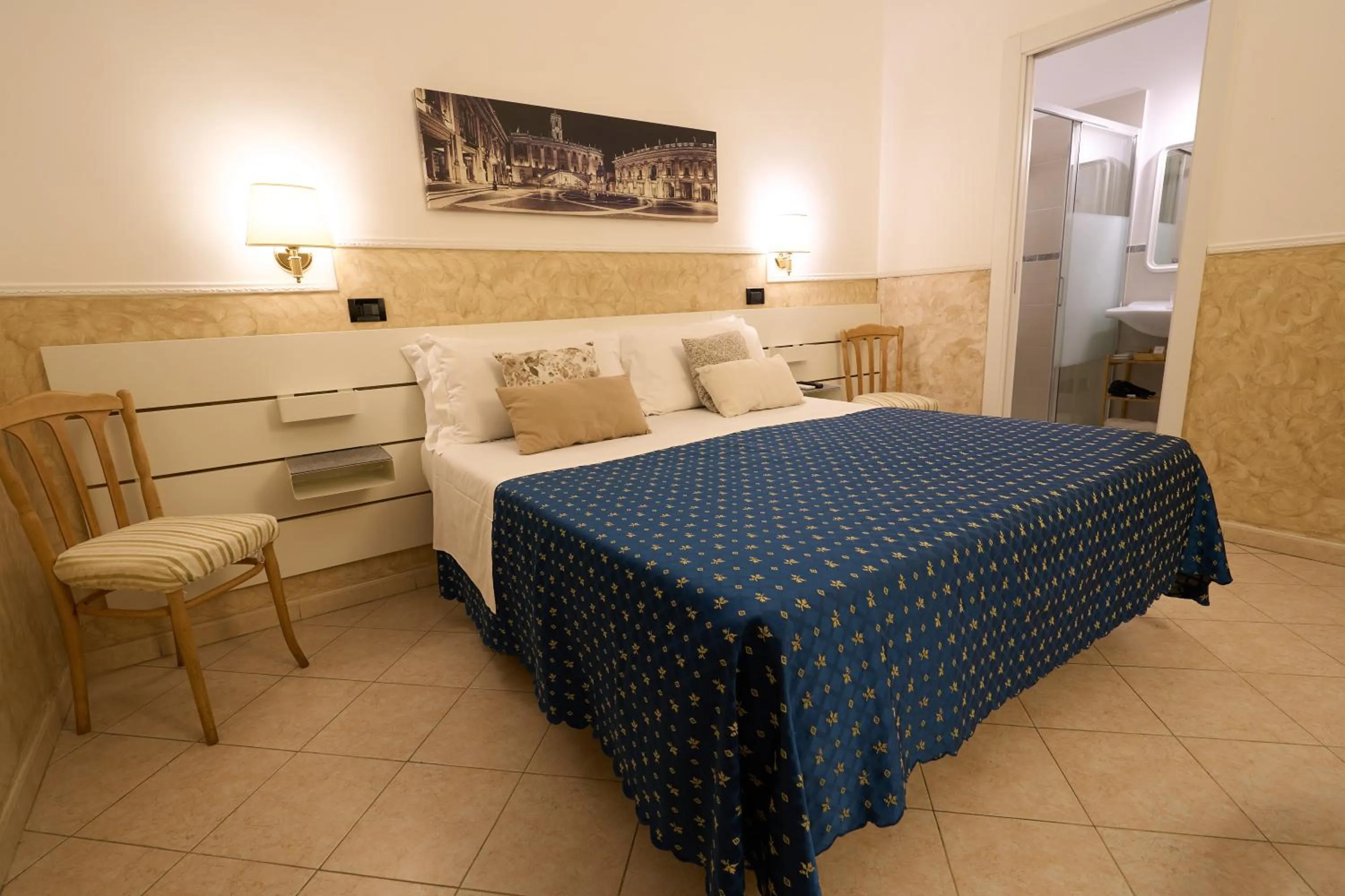 Shower, Bed in Hotel Ascot