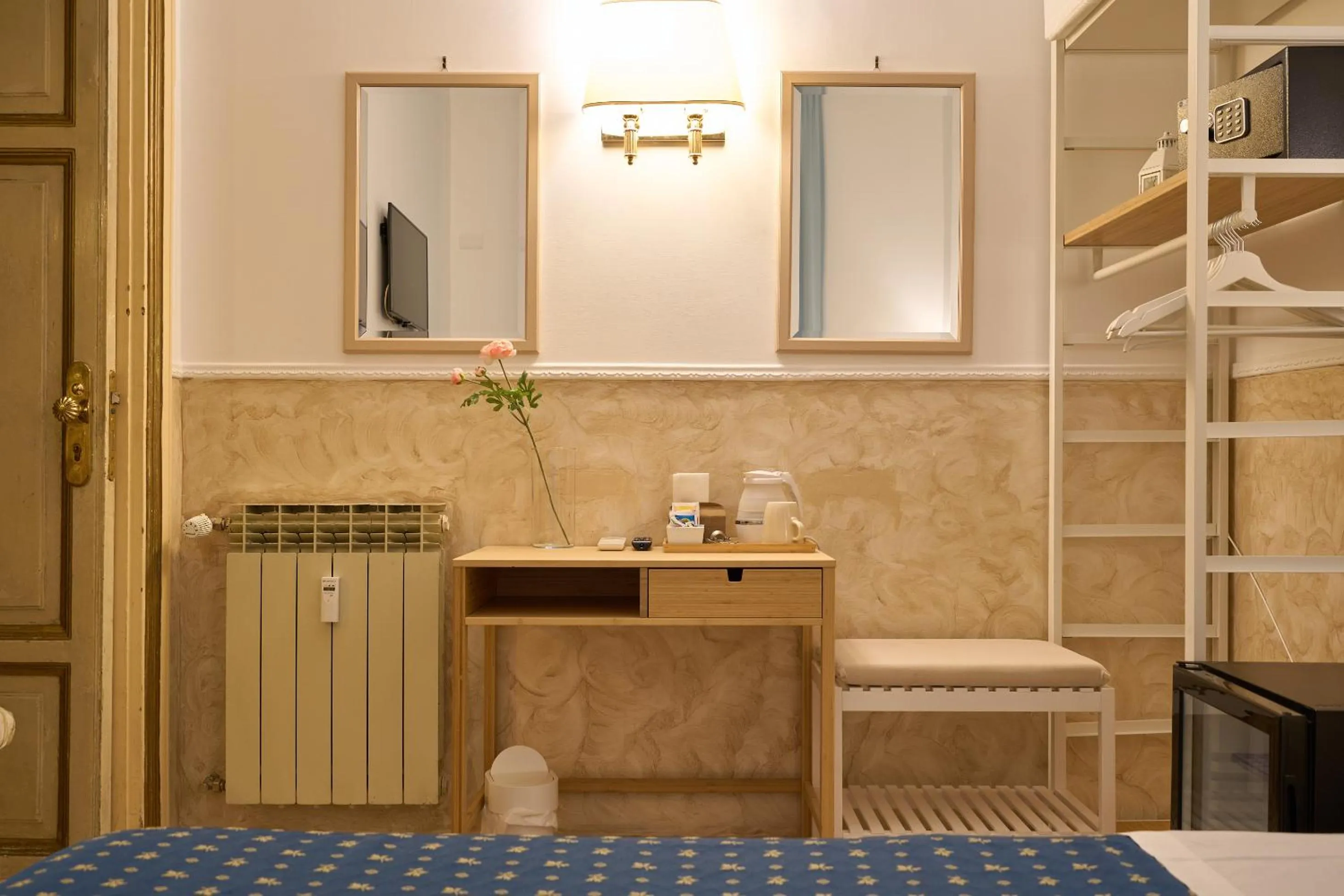 Photo of the whole room in Hotel Ascot