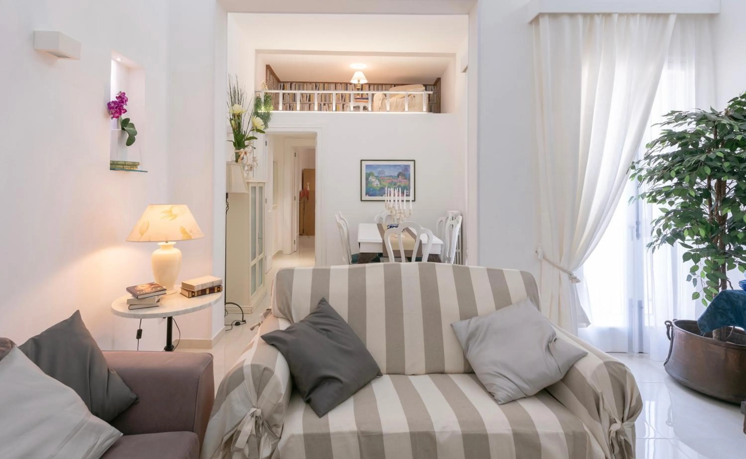 Communal lounge/ TV room in B&B Toma Street