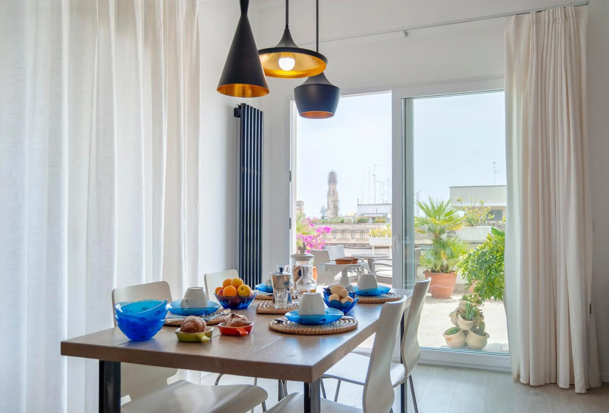 Dining area in B&B Toma Street