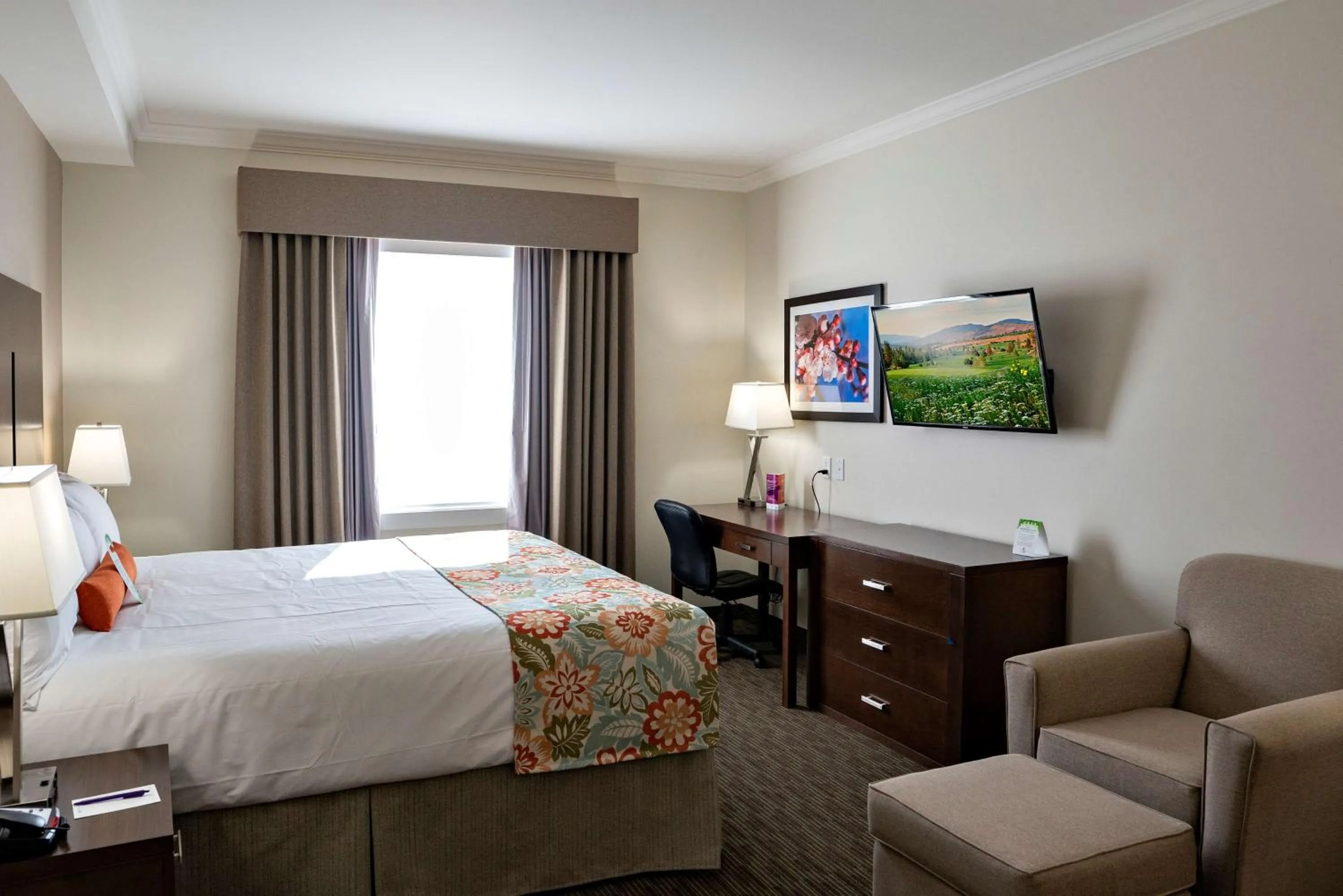 Shower, Bed in Coast Oliver Hotel