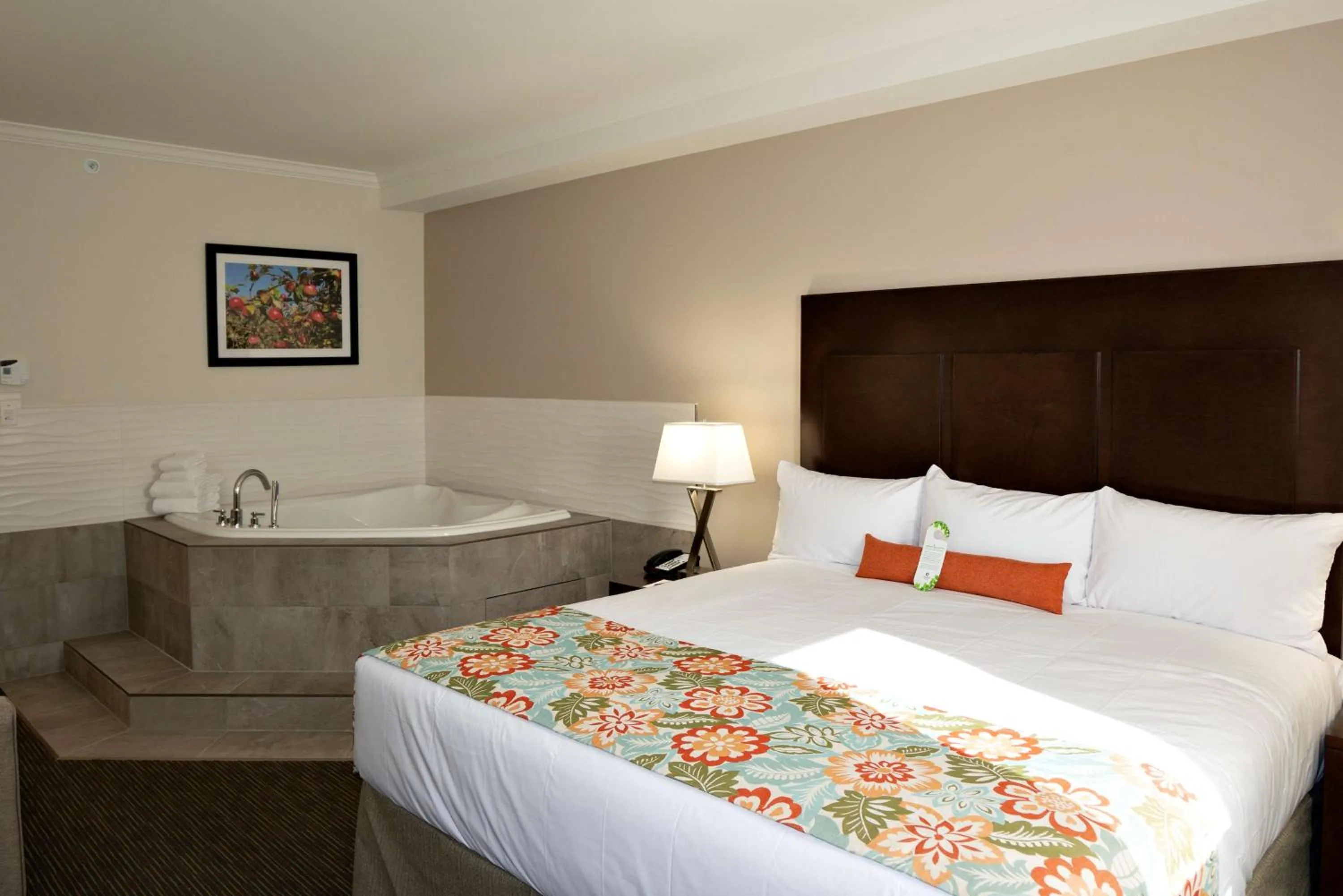 Hot Tub, Bed in Coast Oliver Hotel