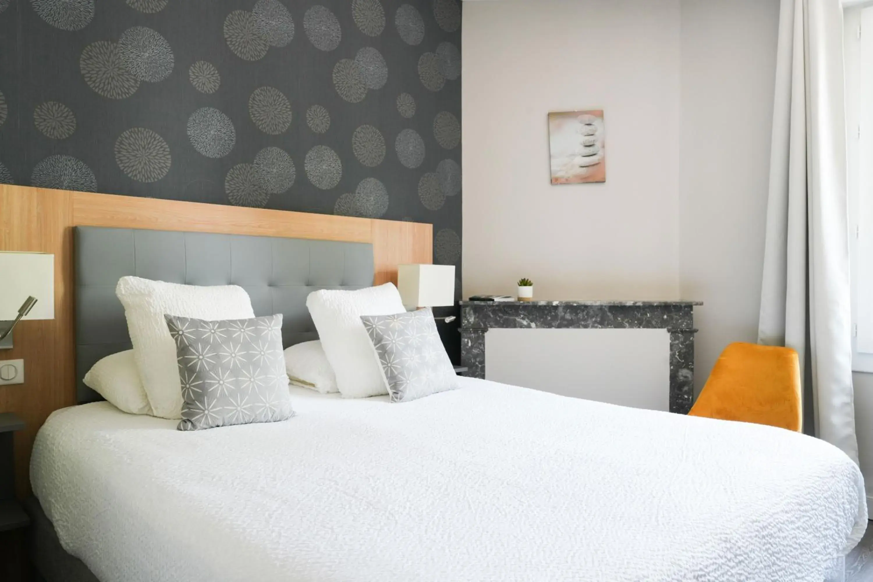 Double Room in Logis Hôtel l'Amandier Double Room in Logis Hôtel l'Amandier