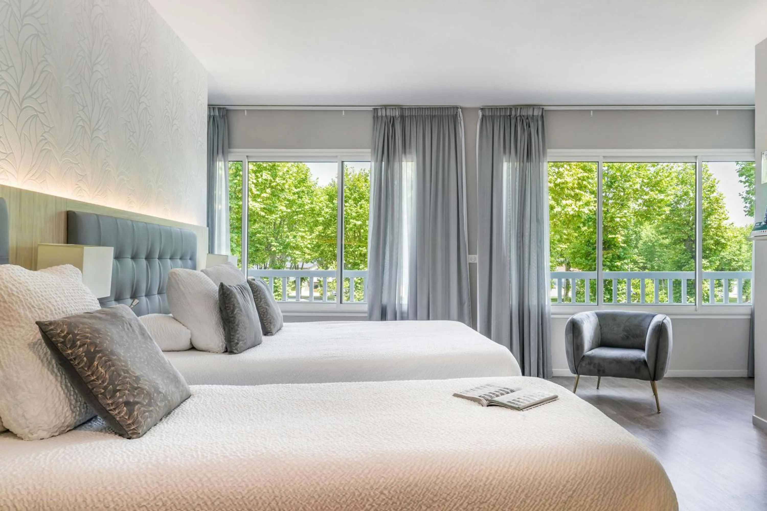 Bed in Logis Hôtel l'Amandier