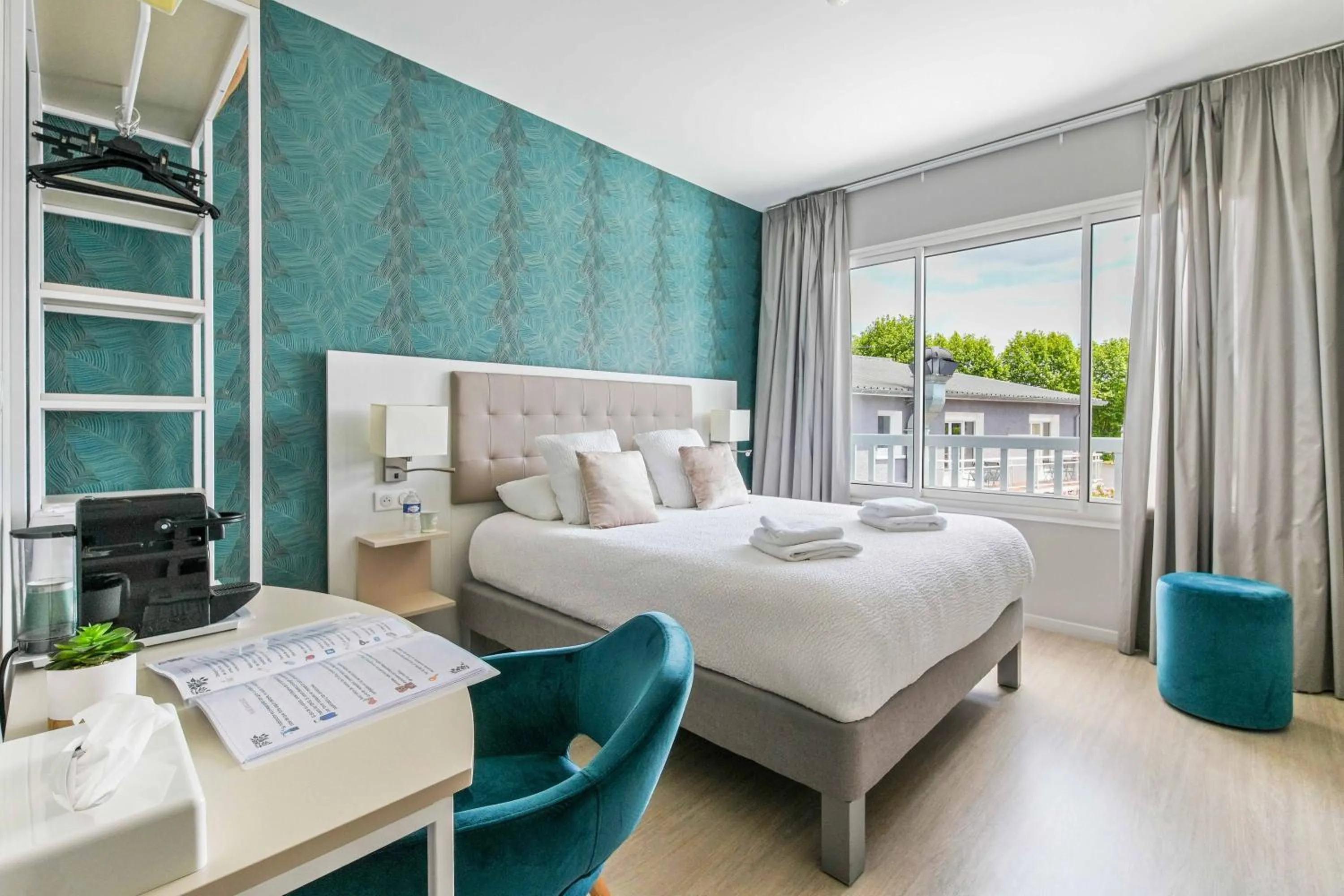 Bedroom, Bed in Logis Hôtel l'Amandier