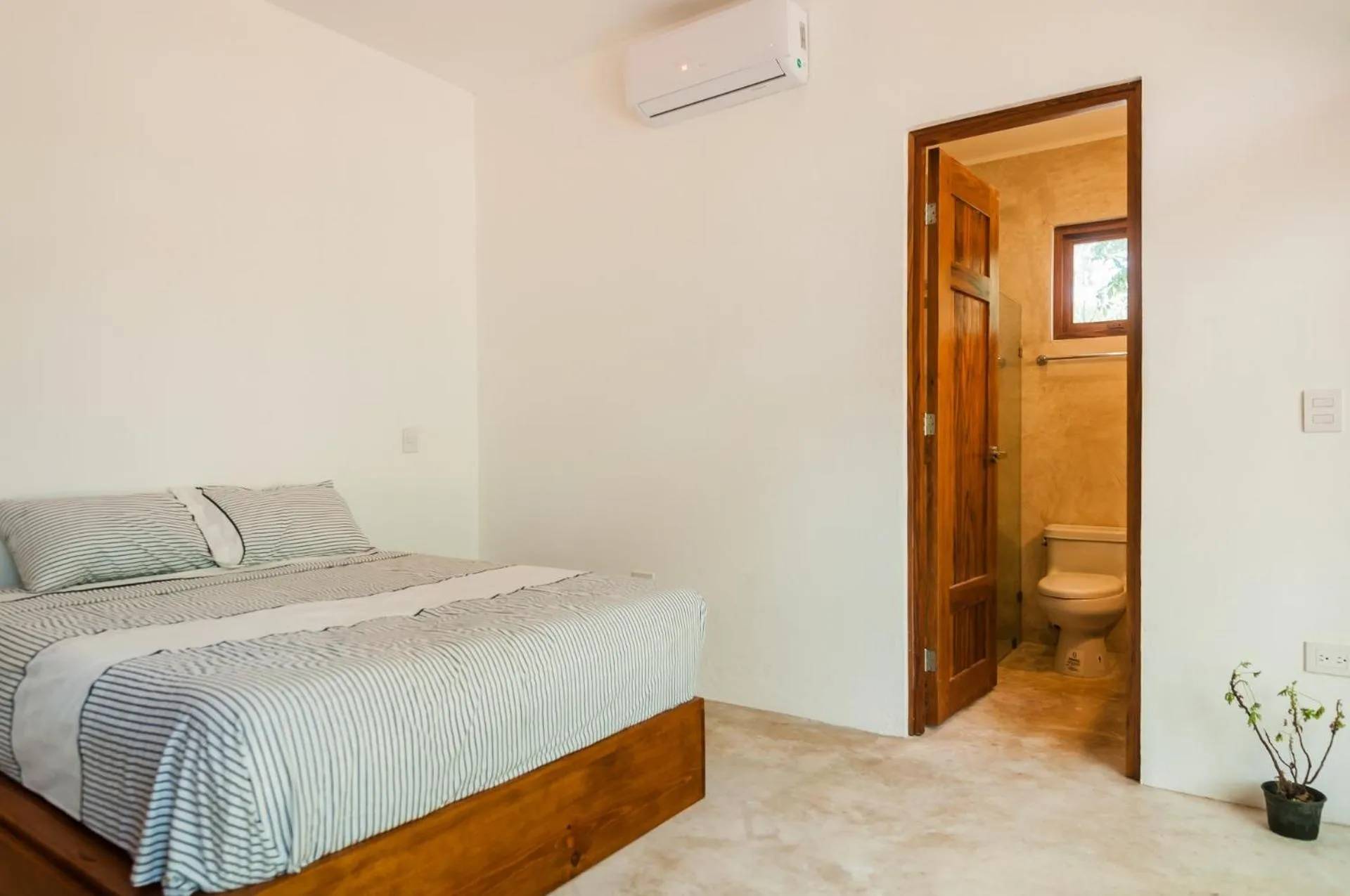 Toilet, Bed in Jungle Chic Villa in Chemuyil