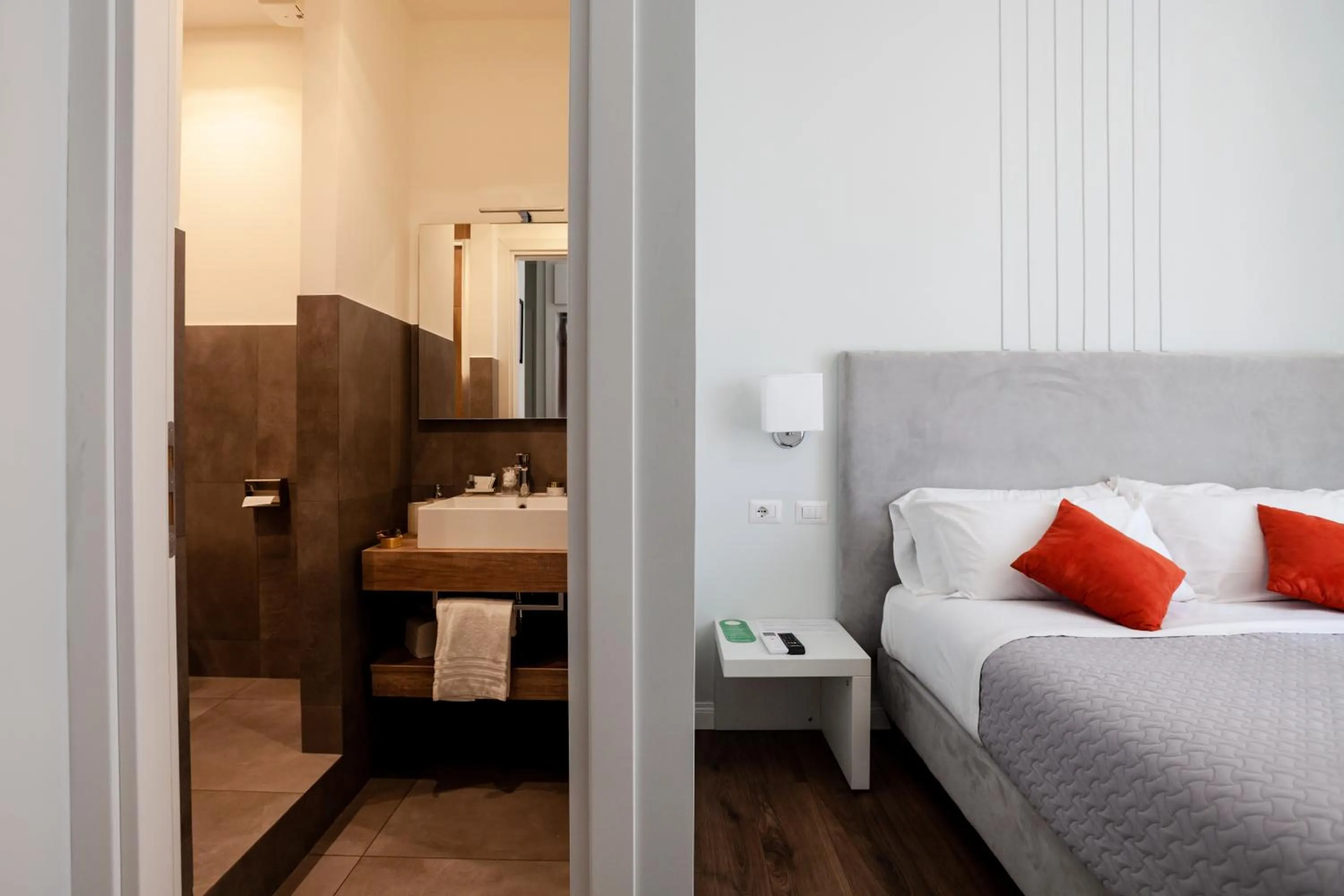 Photo of the whole room, Bed in Eighty Four Rooms