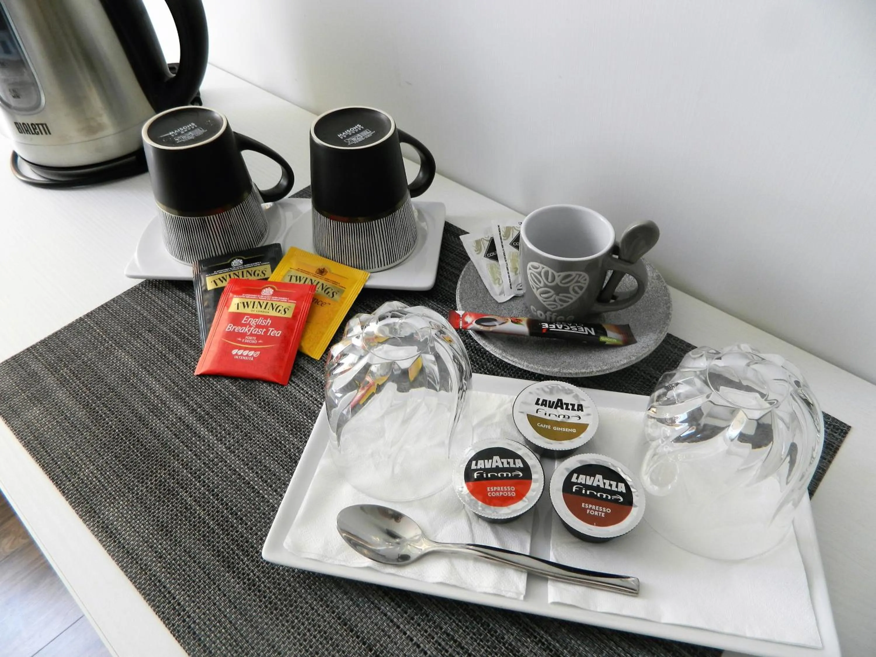 Coffee/tea facilities in Eighty Four Rooms