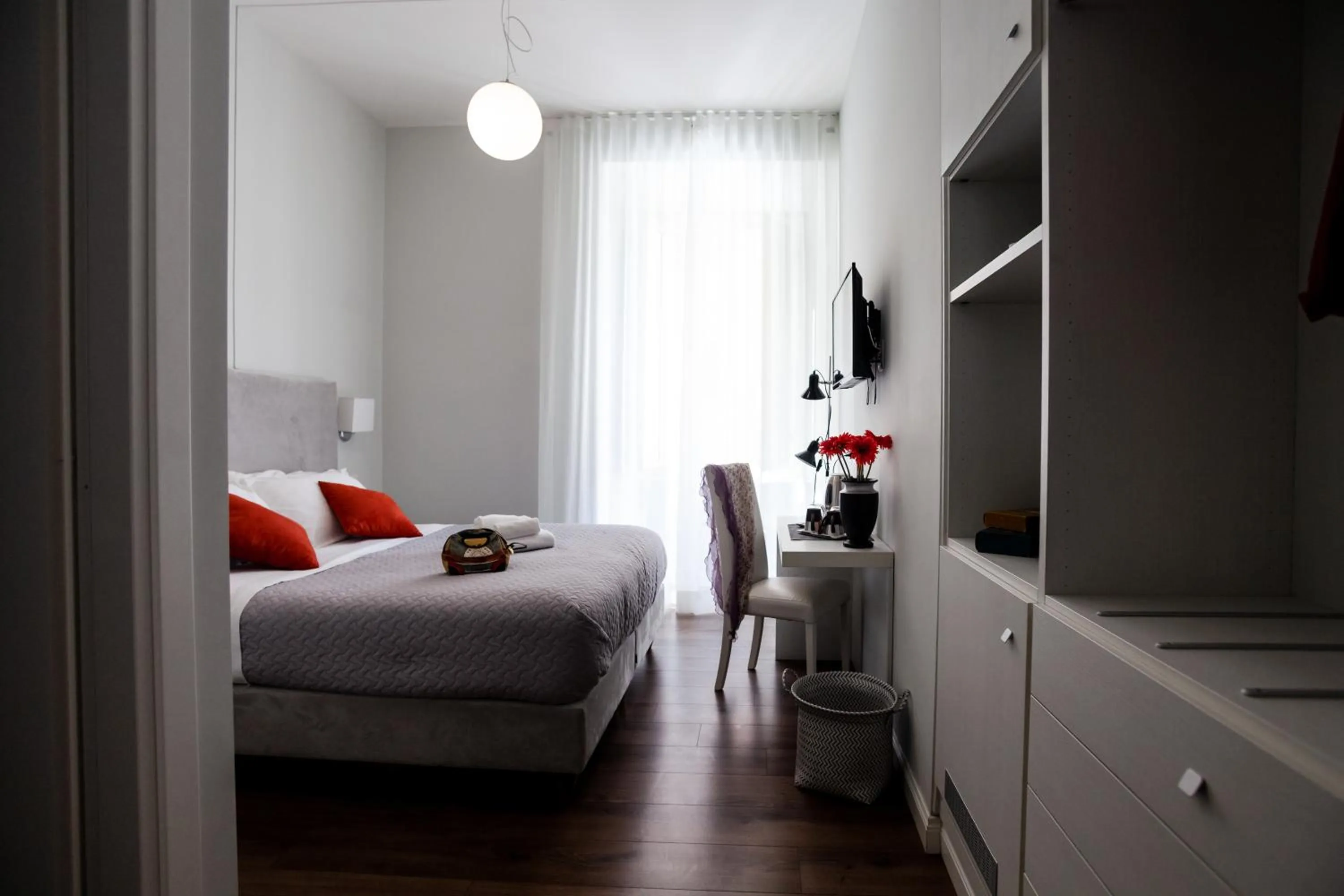 Photo of the whole room, Bed in Eighty Four Rooms