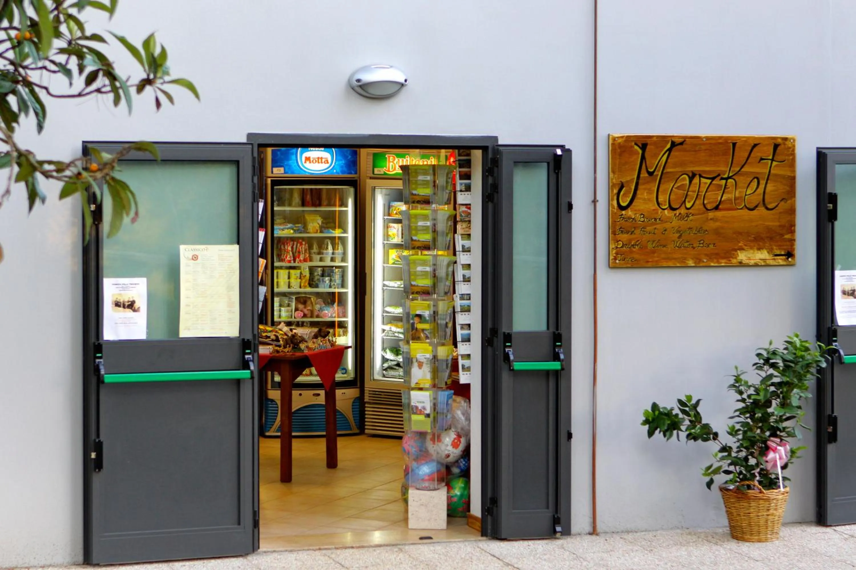 On-site shops in Camping Siena Colleverde