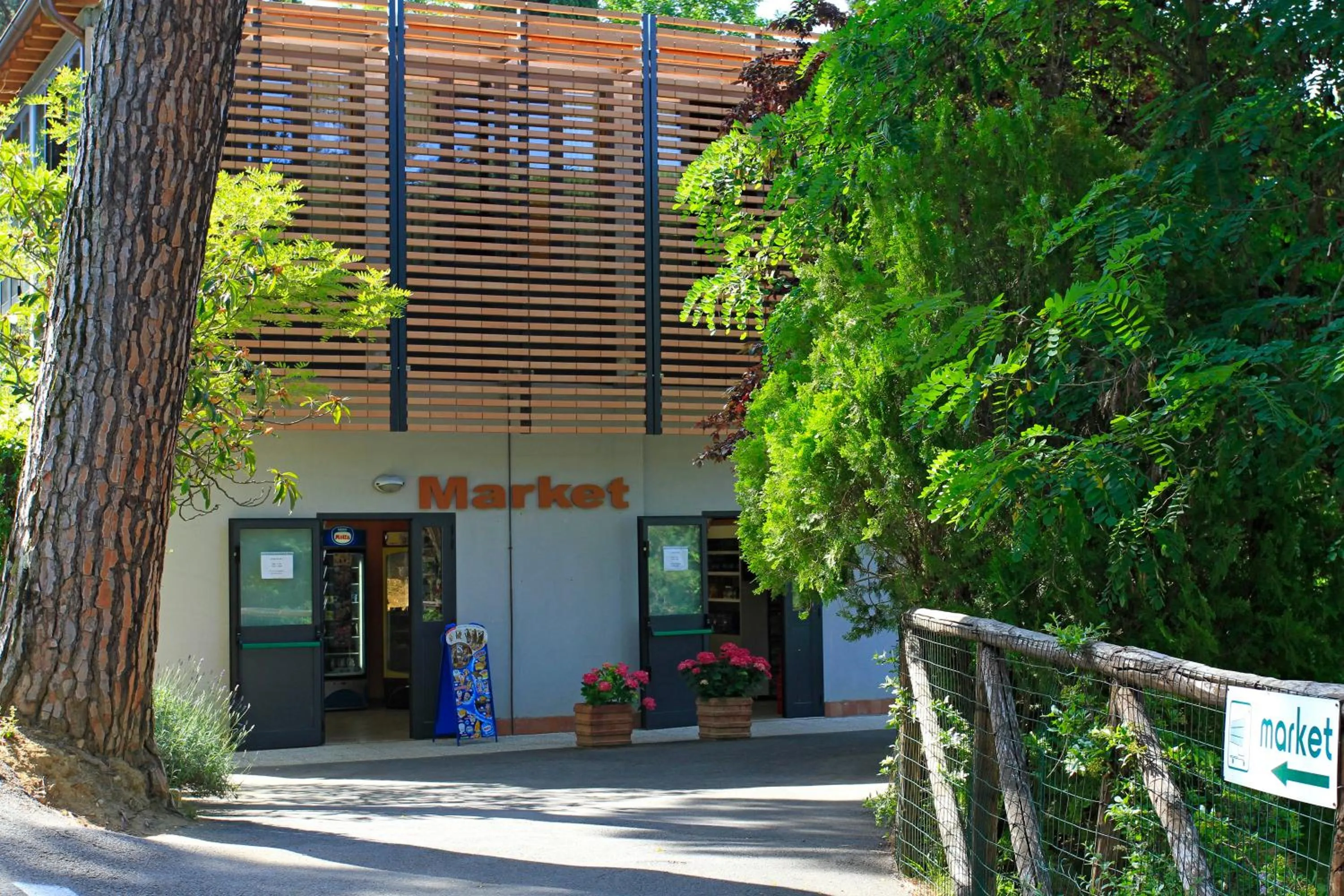 On-site shops in Camping Siena Colleverde