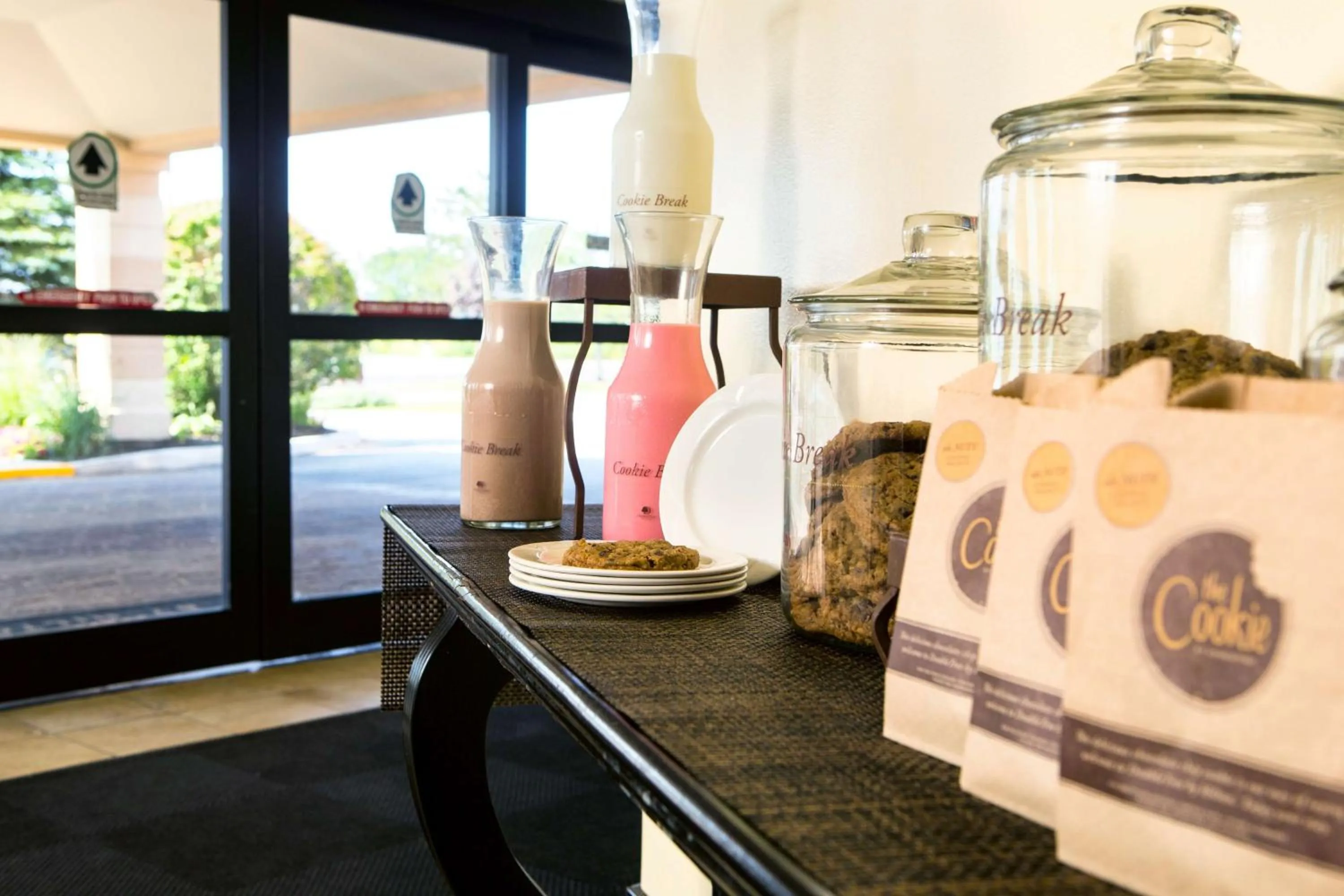 Restaurant/places to eat, Bed in DoubleTree by Hilton Portland, ME