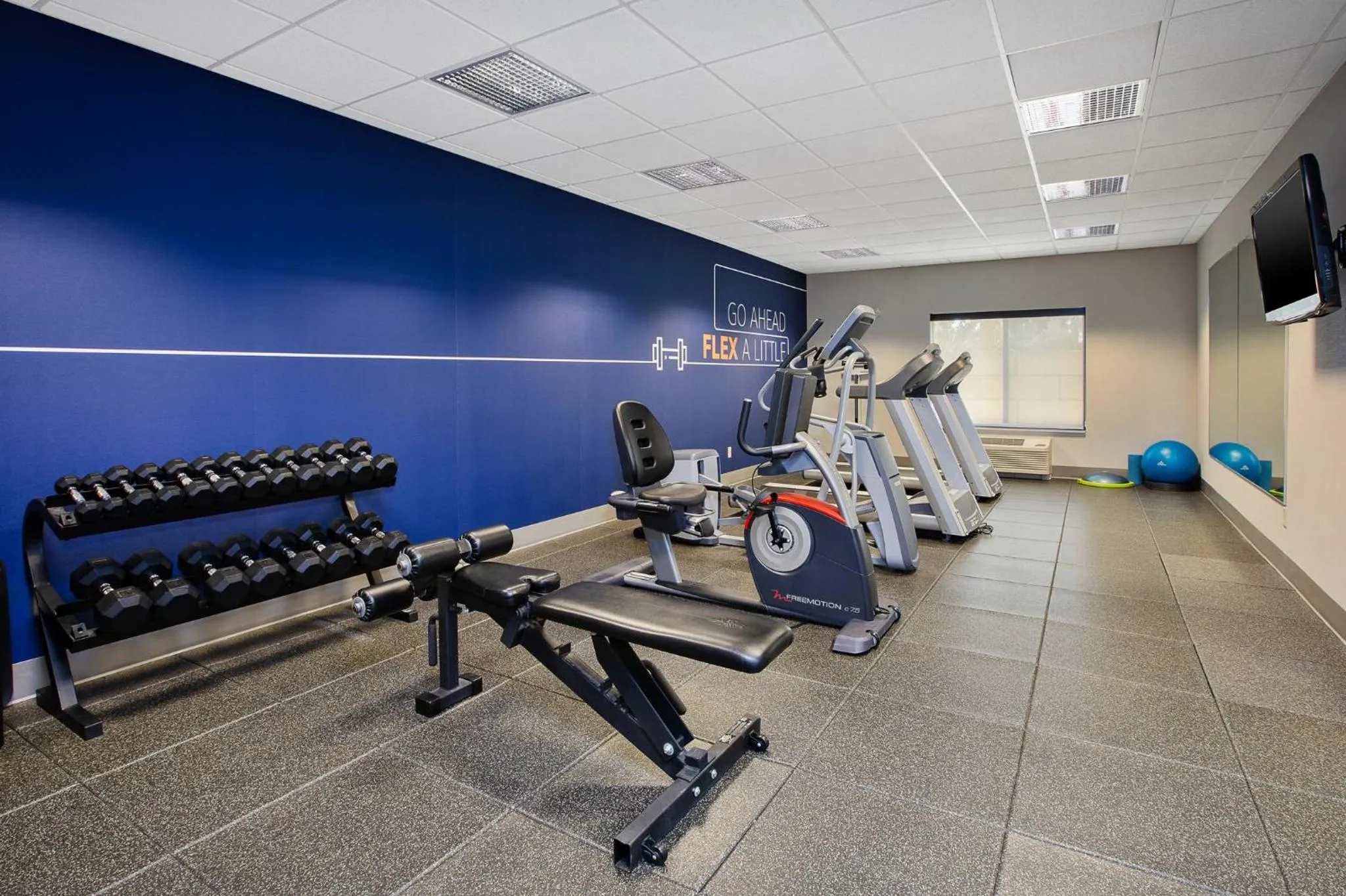 Fitness centre/facilities in Holiday Inn Express & Suites Sioux Falls Southwest by IHG