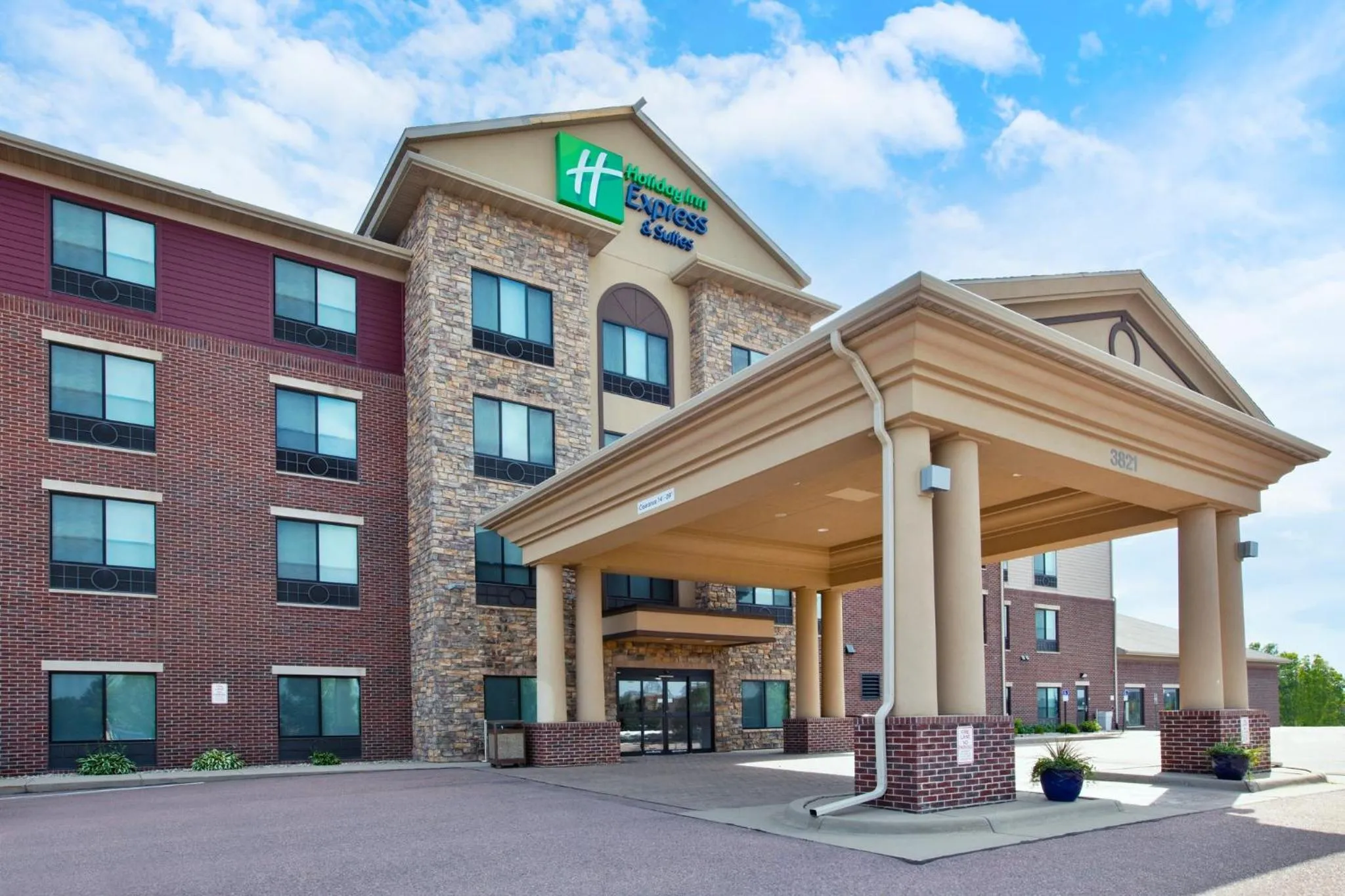 Property building in Holiday Inn Express & Suites Sioux Falls Southwest by IHG